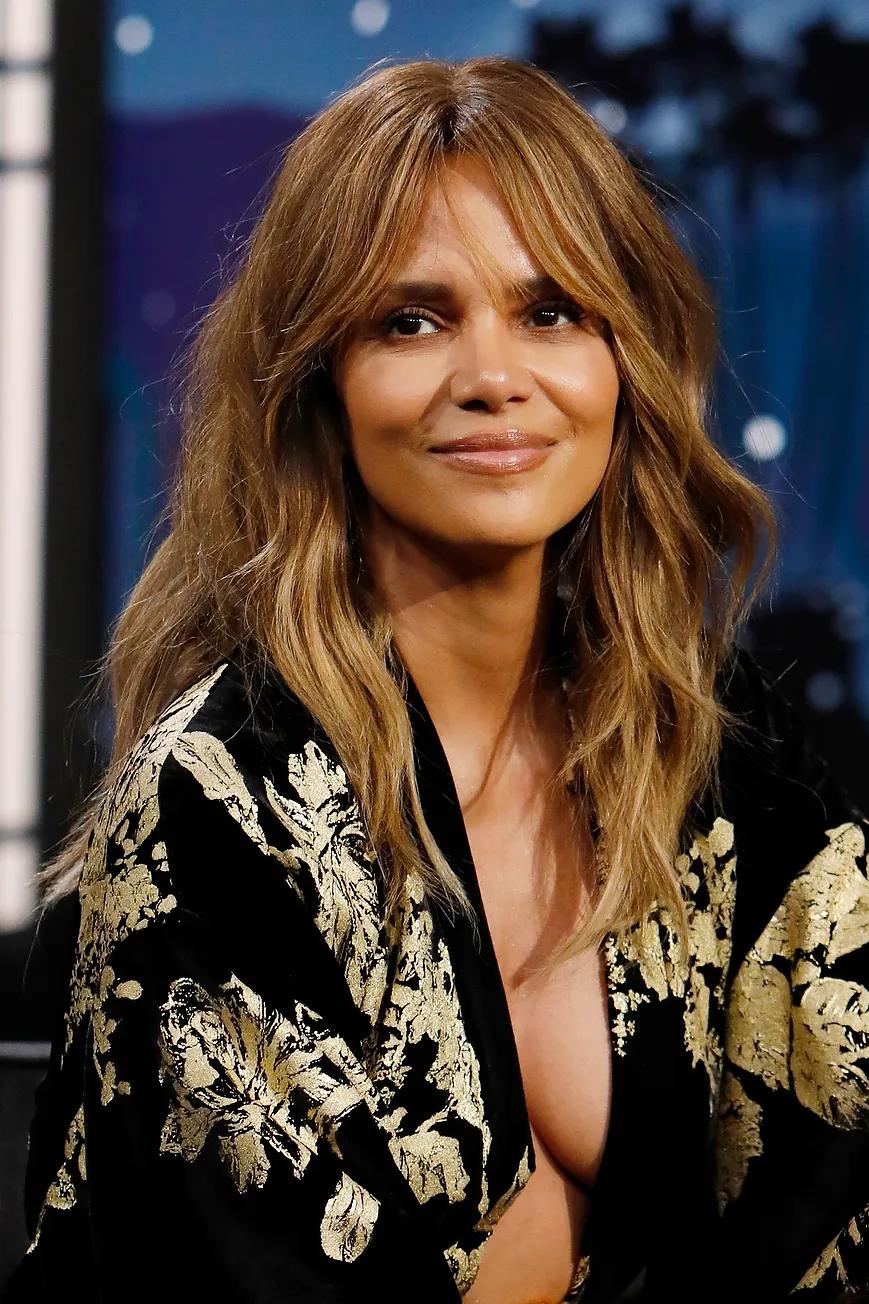 Sexy Halle Berry, Big tits and cleavage too - Celeblr