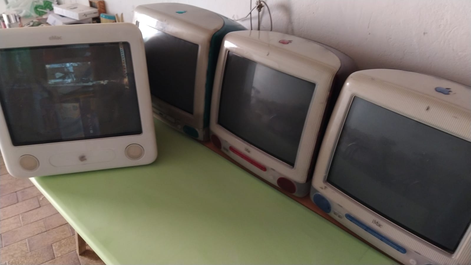 Pretty good haul for 70€ from thrift store in Italy. r/VintageApple