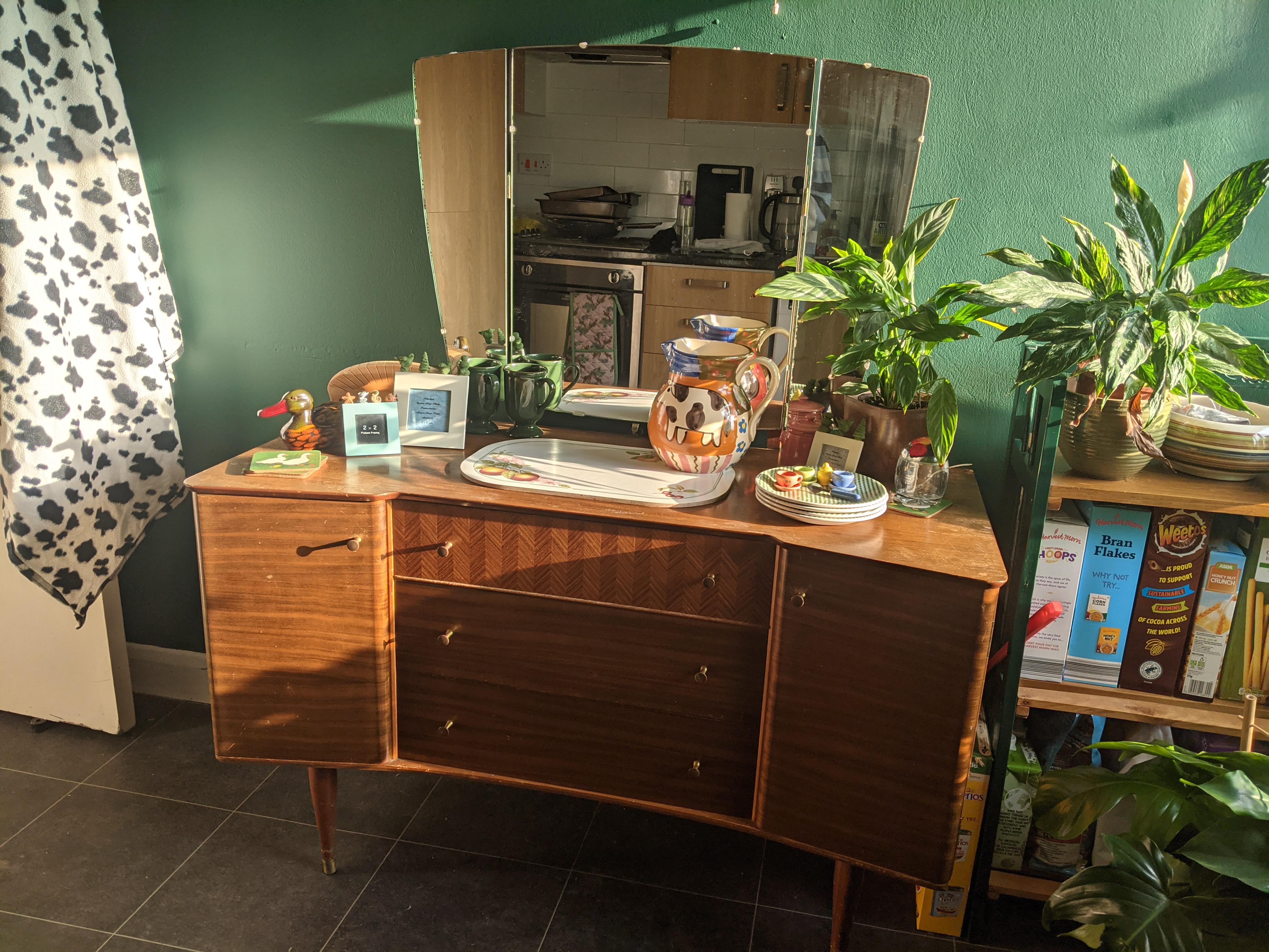 Got this dressing table from a charity shop and I'm in love. It's