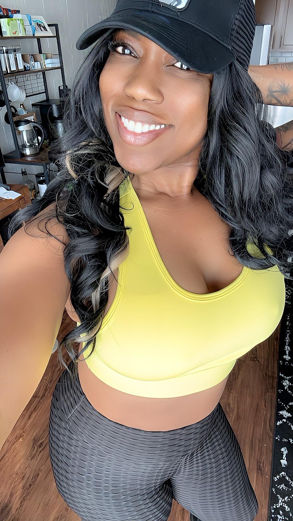 Just your friendly neighborhood kinky MILF : TheMilfNextdoor