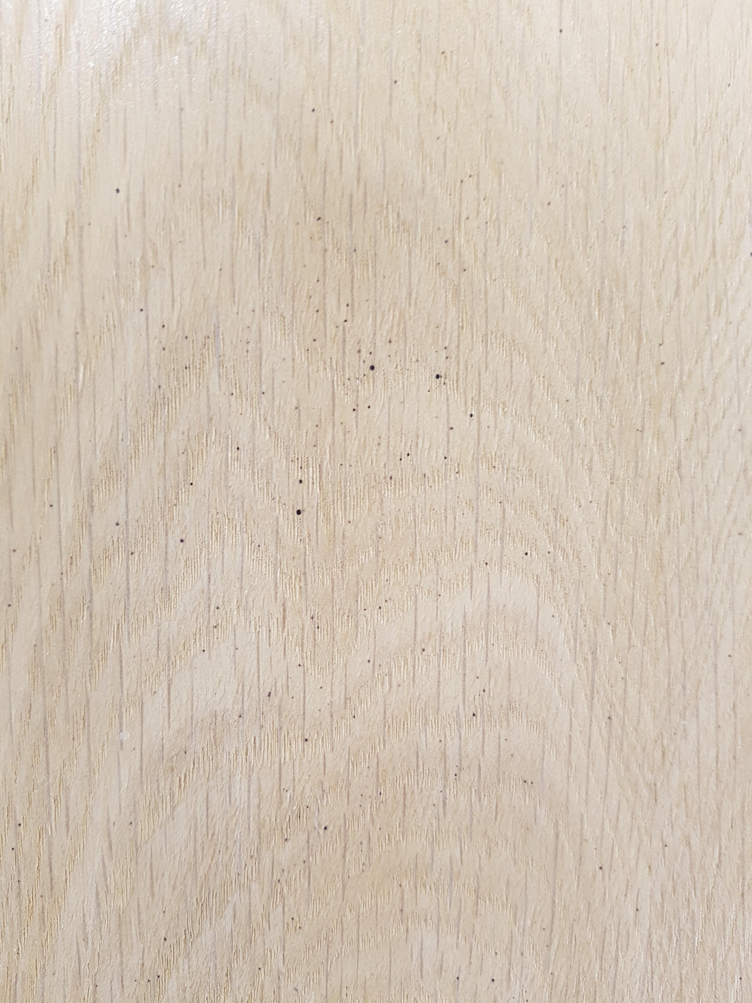 Black spot appear on veneer oak after a water based vernish... not the