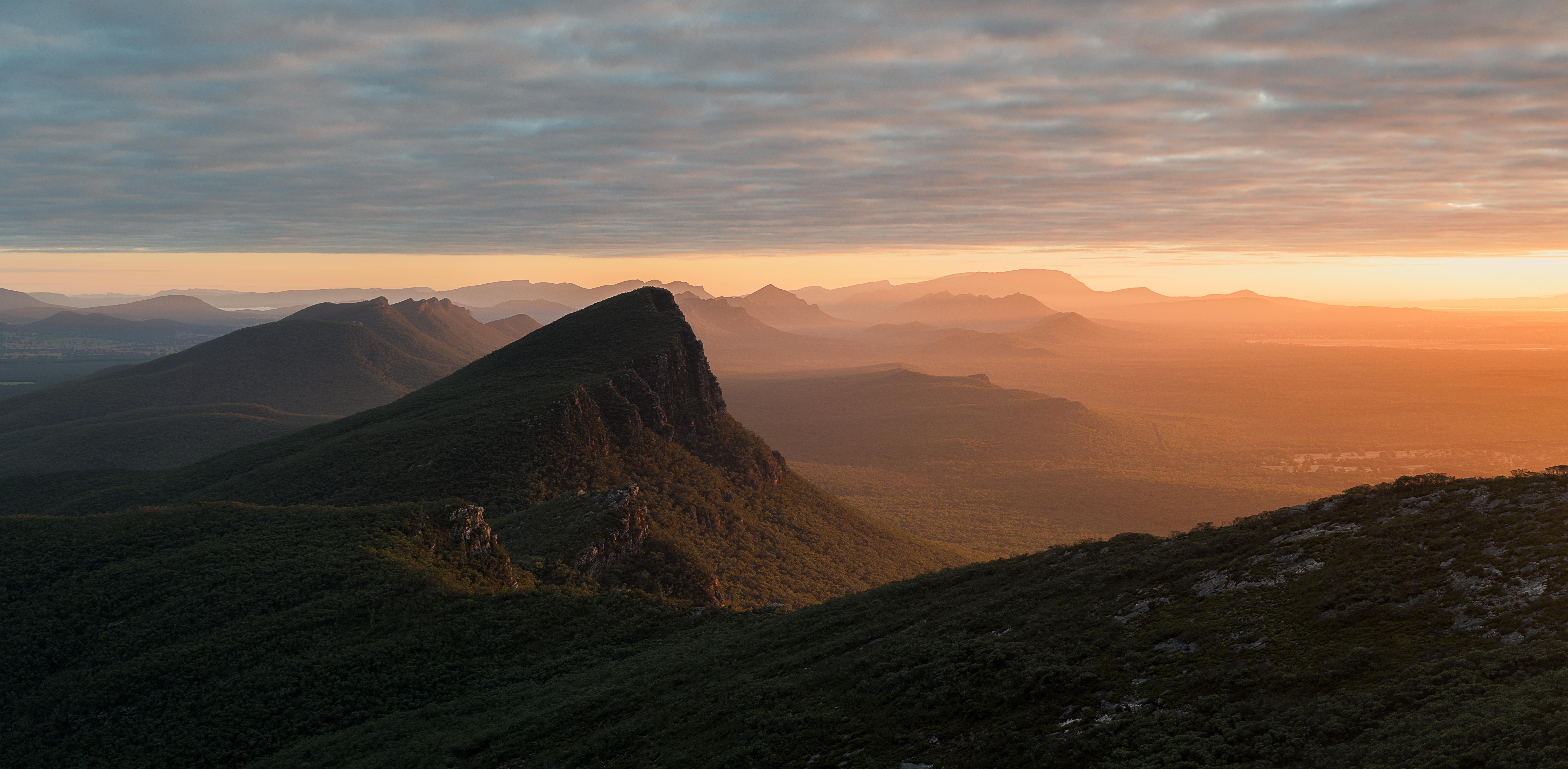 The Grampians at sunrise, Victoria, Australia [OC] [8834x4331] r