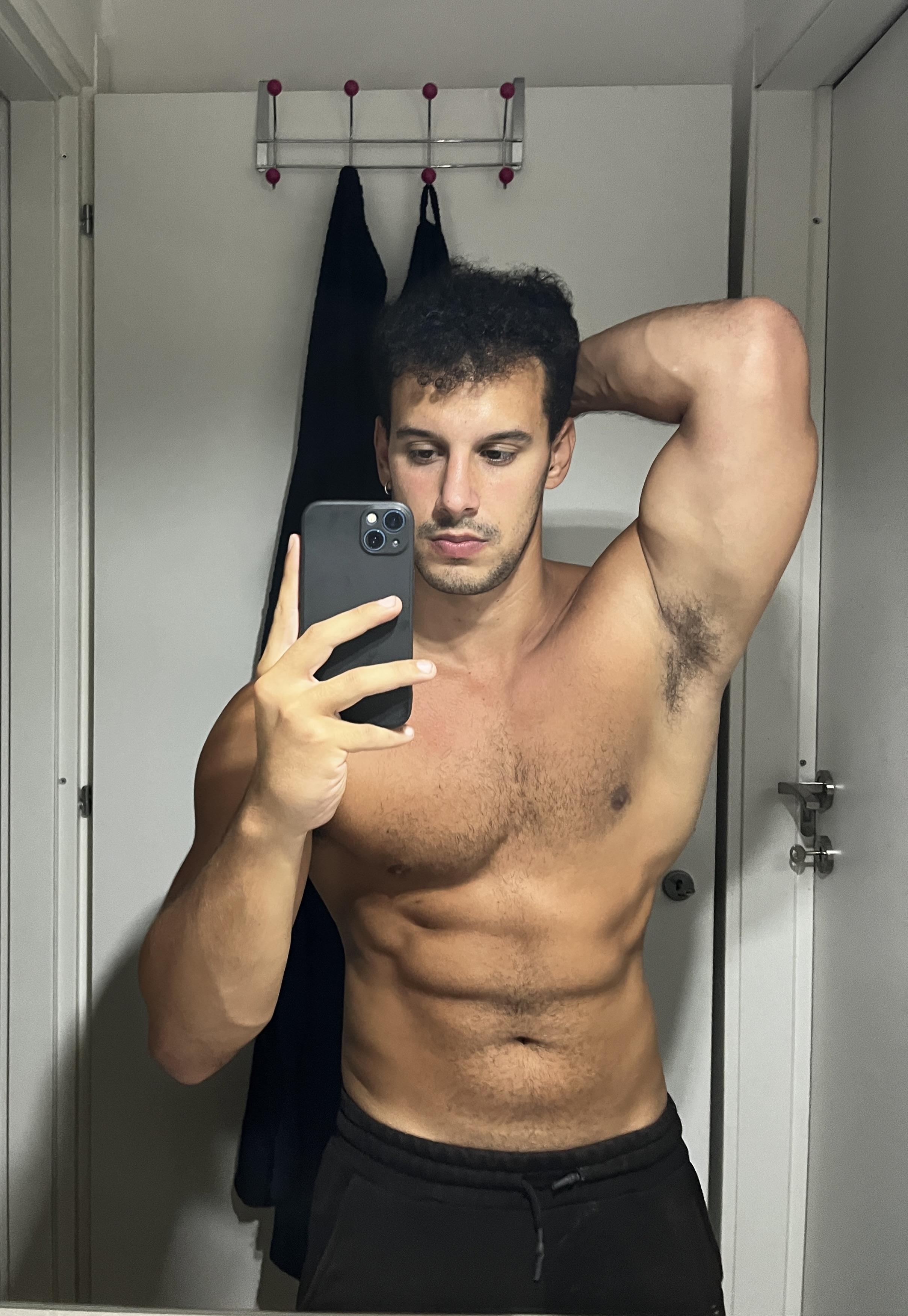 Am I big? r/BigAndMuscular