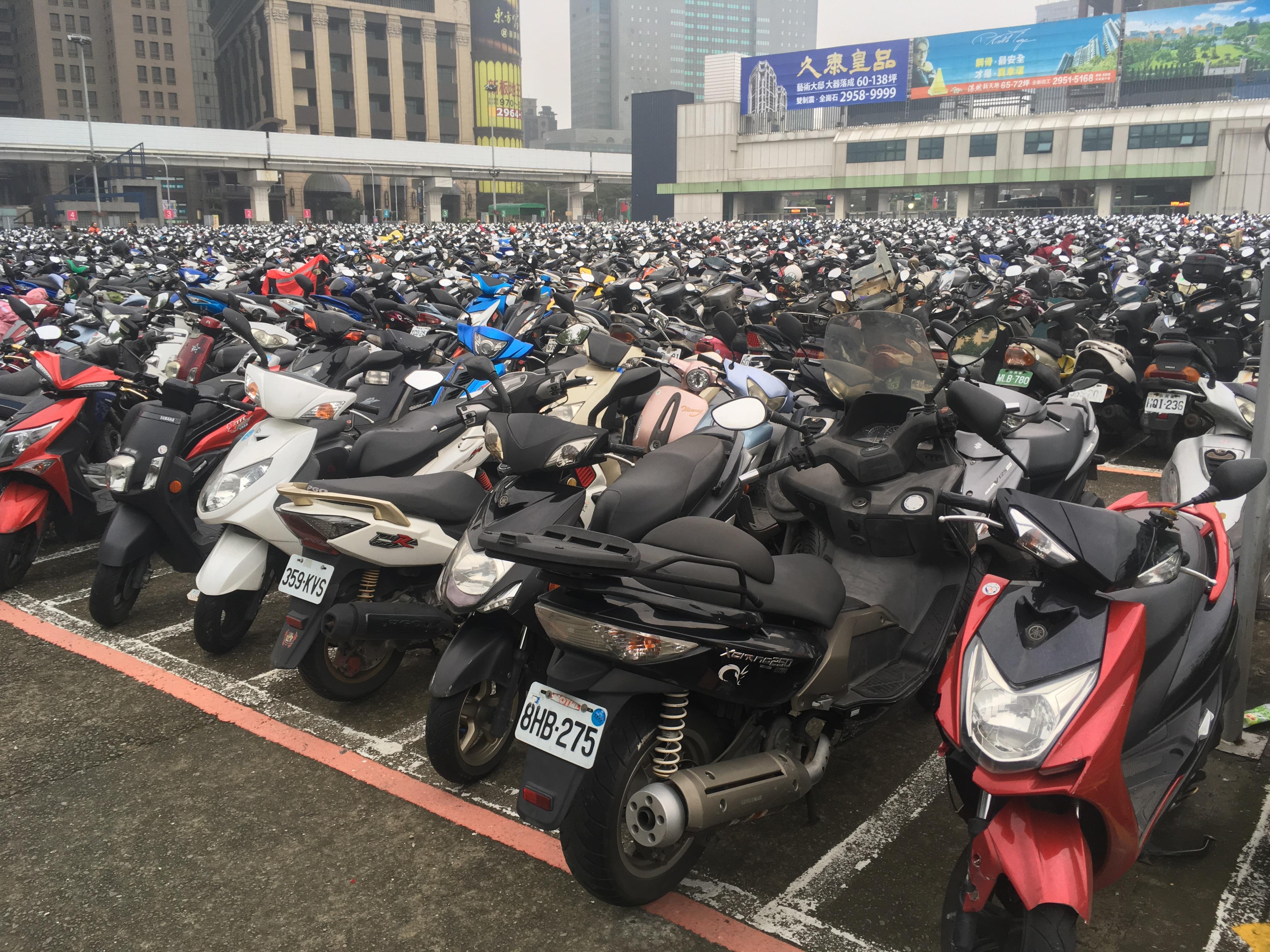 I where I parked my scooter in Banqiao, Taiwan r/UrbanHell