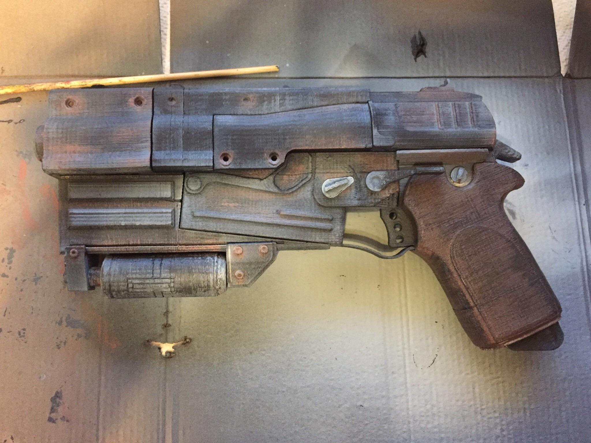 Finally finished printing and painting my Fallout 4 heavy 10mm pistol