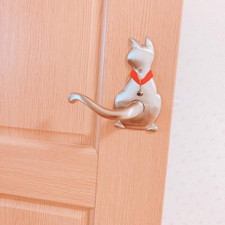 Door handle that looks like a sitting cat's tail r/DesignPorn