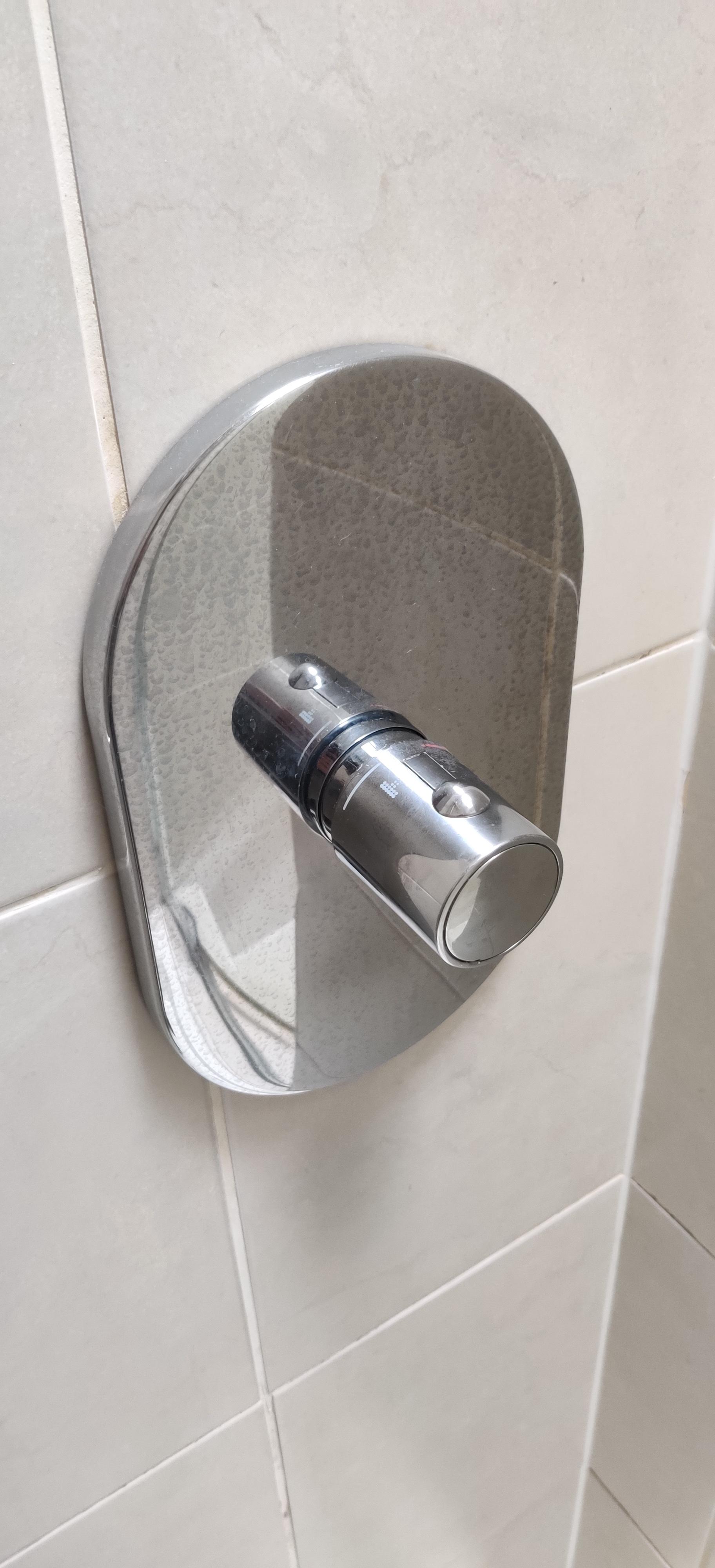 Hey guys hoping you can help me with this. Moved into a new flat