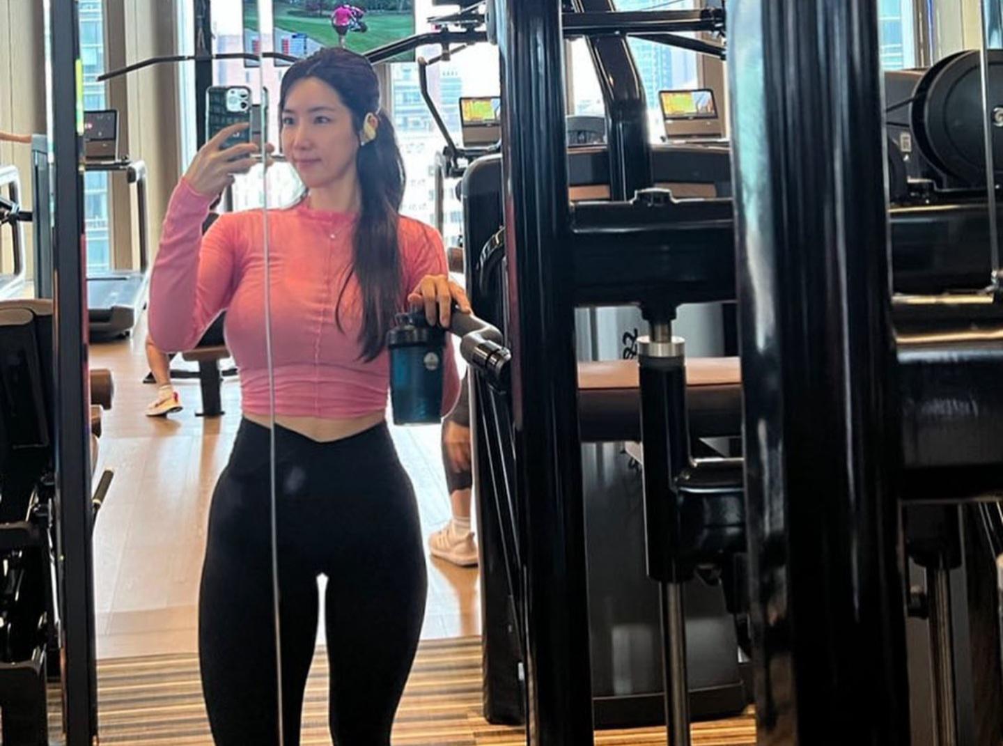 Can't Get Enough Of Her Slim Waist & Wide Hips 🤤 : r/SeoulOfLinda