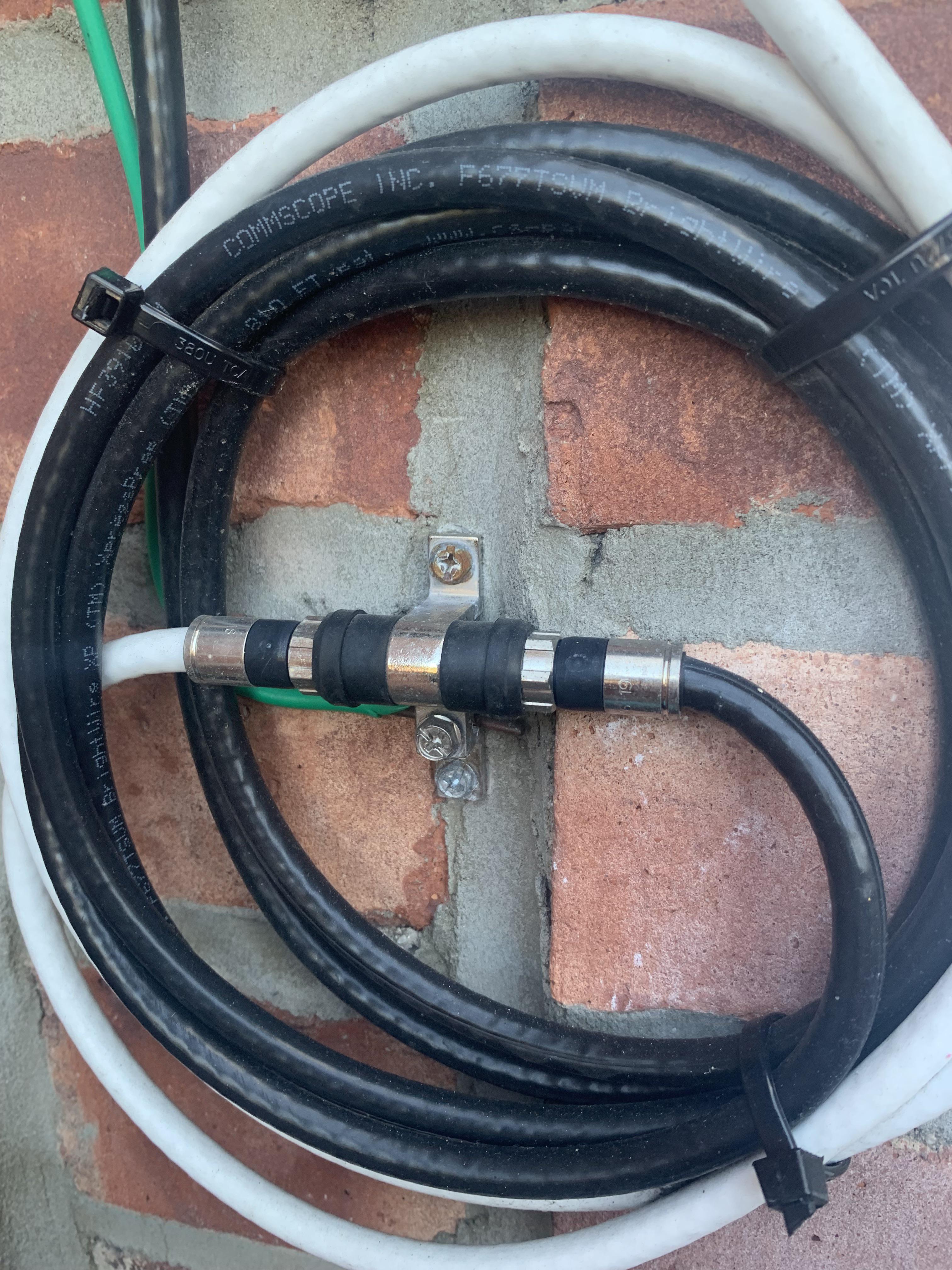 How to unlock this coax to add a splitter r/Spectrum