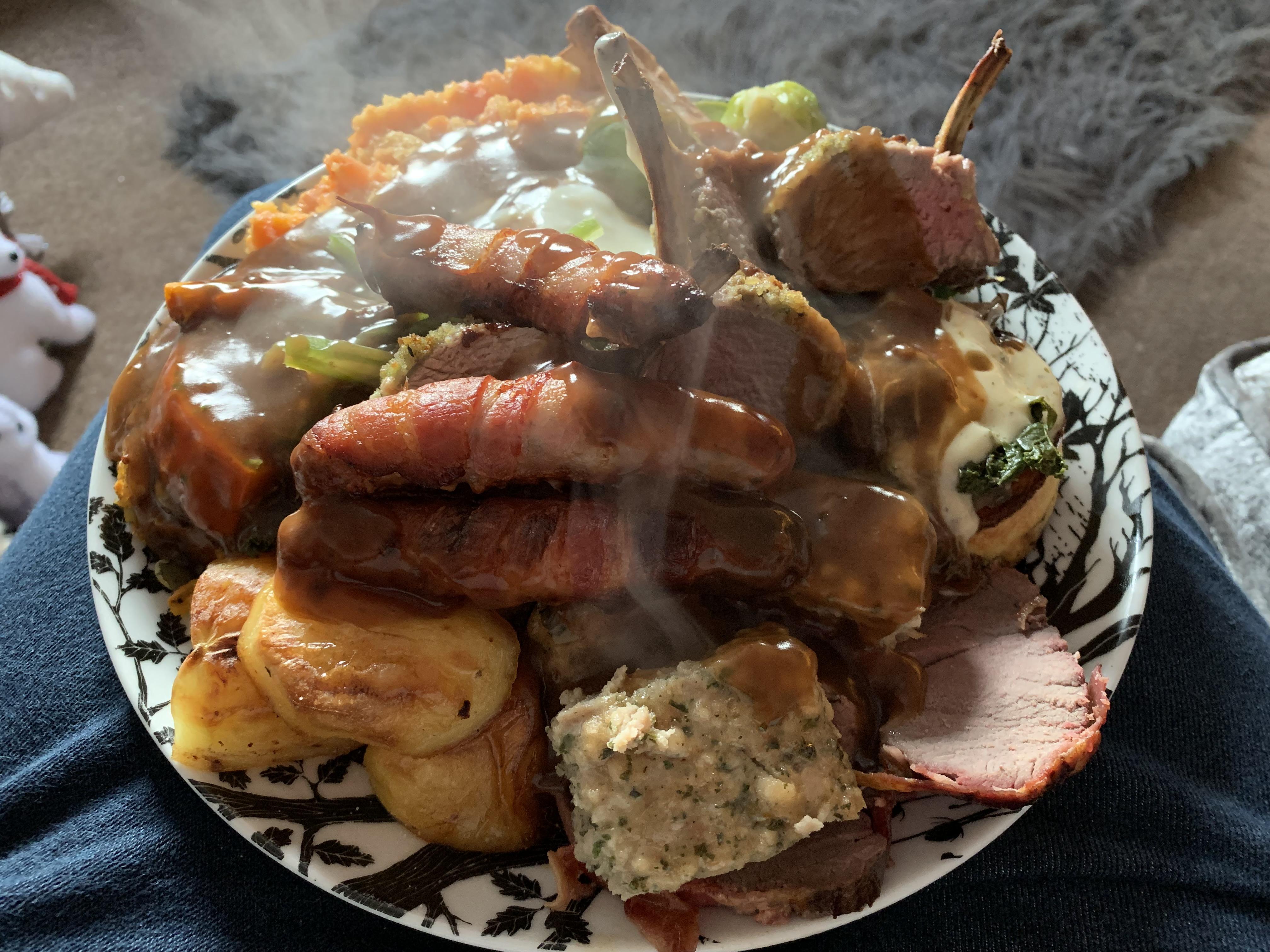 [I ate] Christmas dinner UK style made by the awesome parents r/FoodPorn