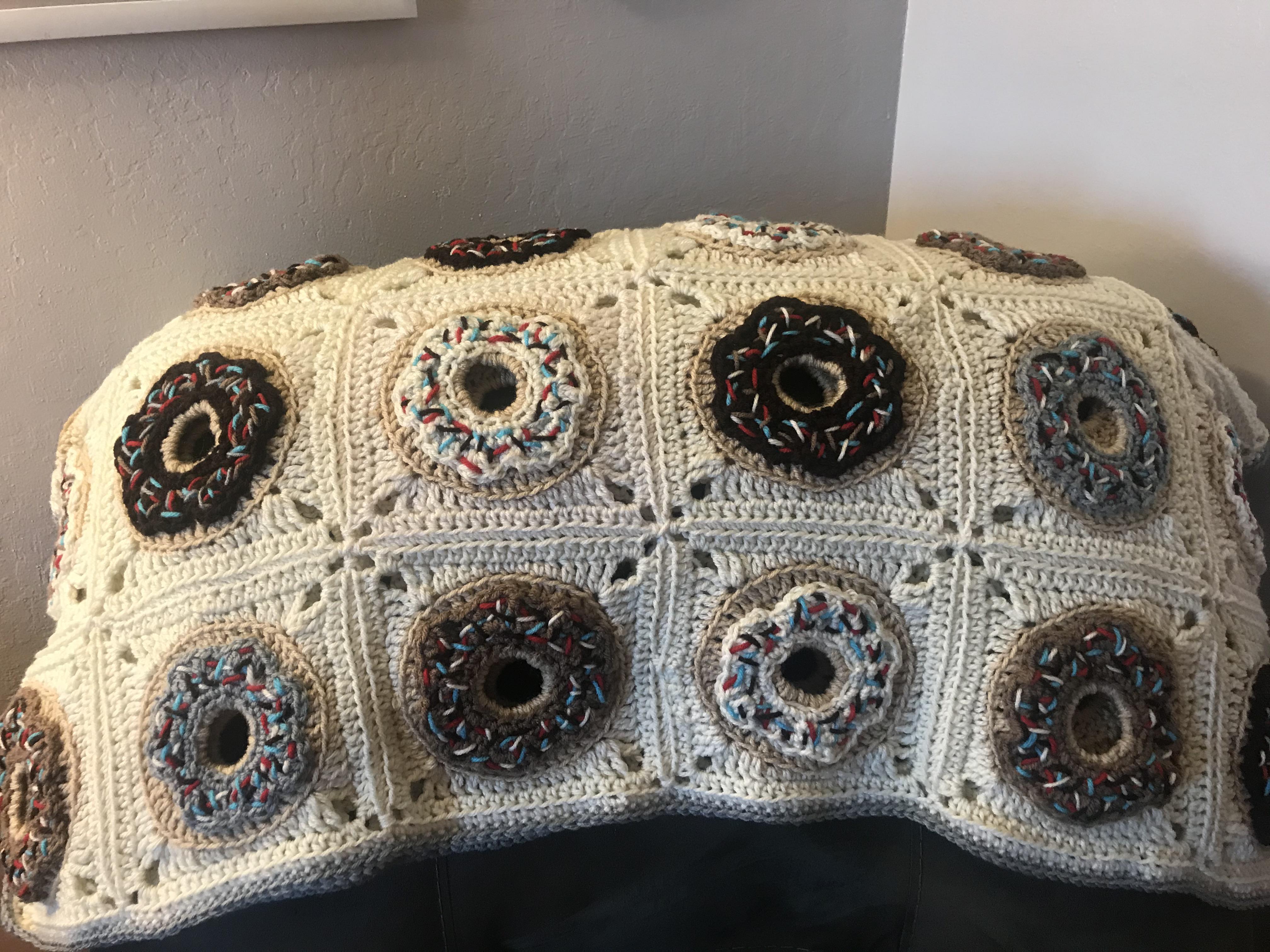 I made a donut blanket ) r/somethingimade