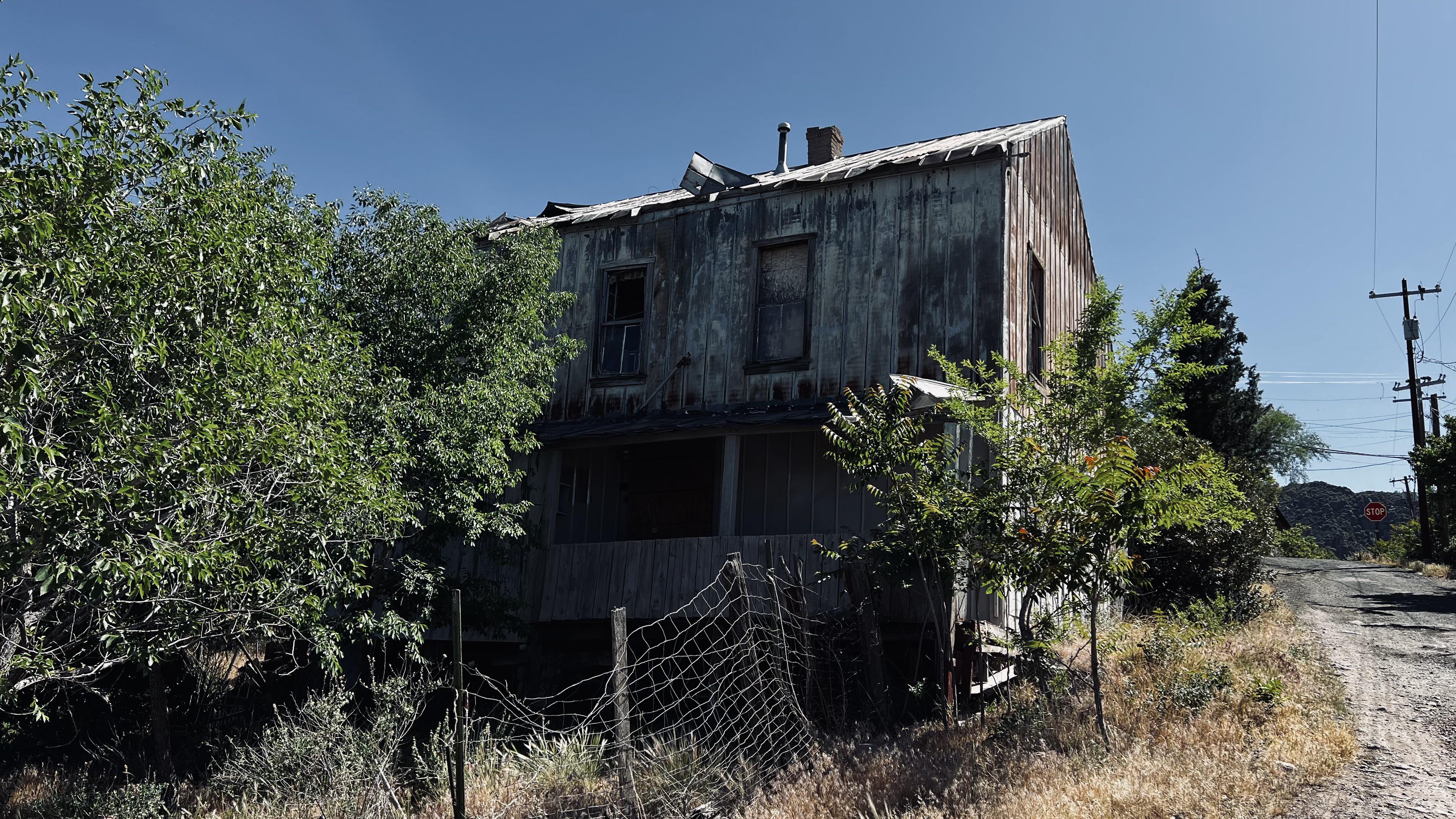 Abandoned home in Jerome AZ r/AbandonedPorn