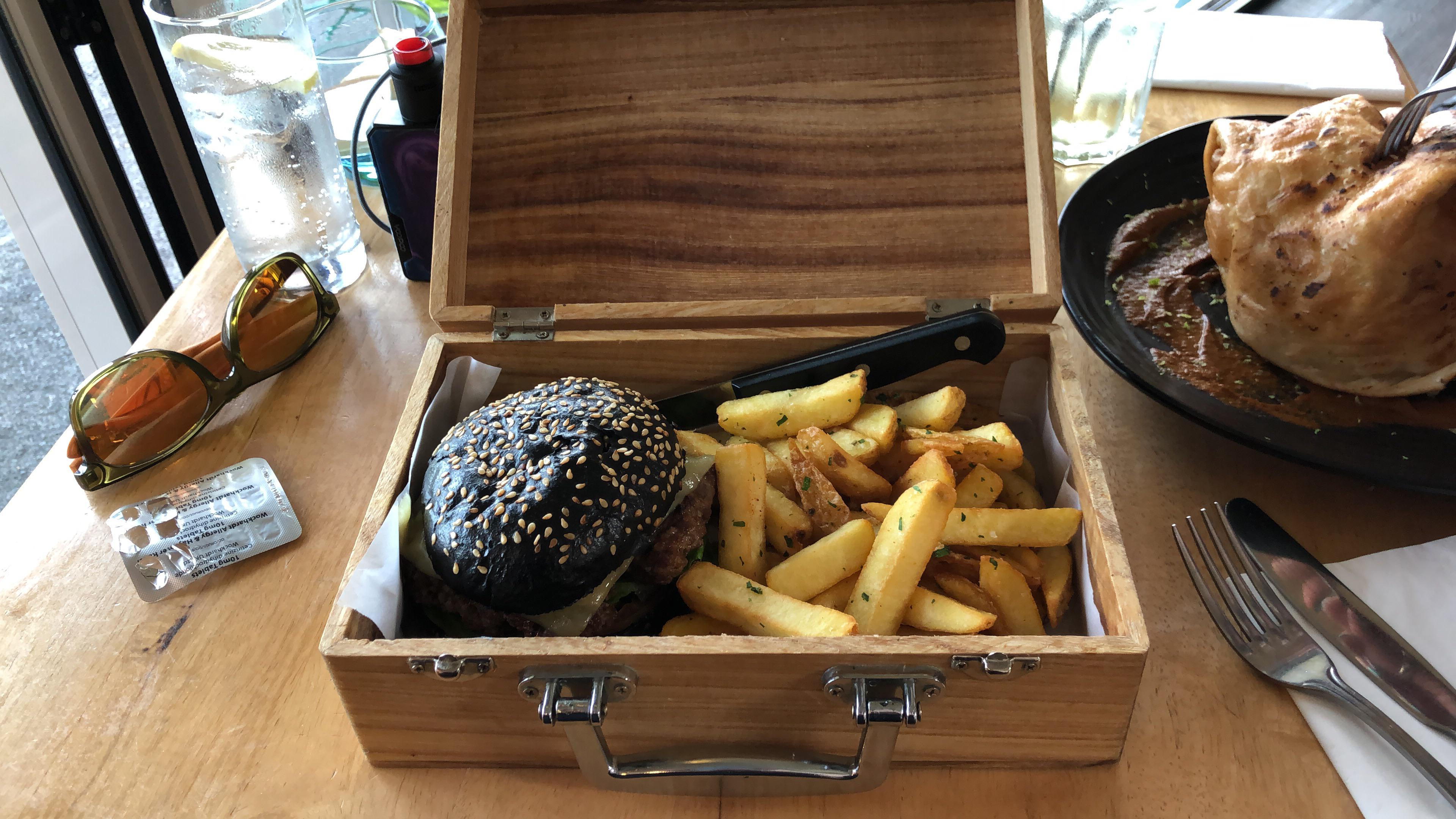 Burger served in a ‘luggage case’ r/WeWantPlates