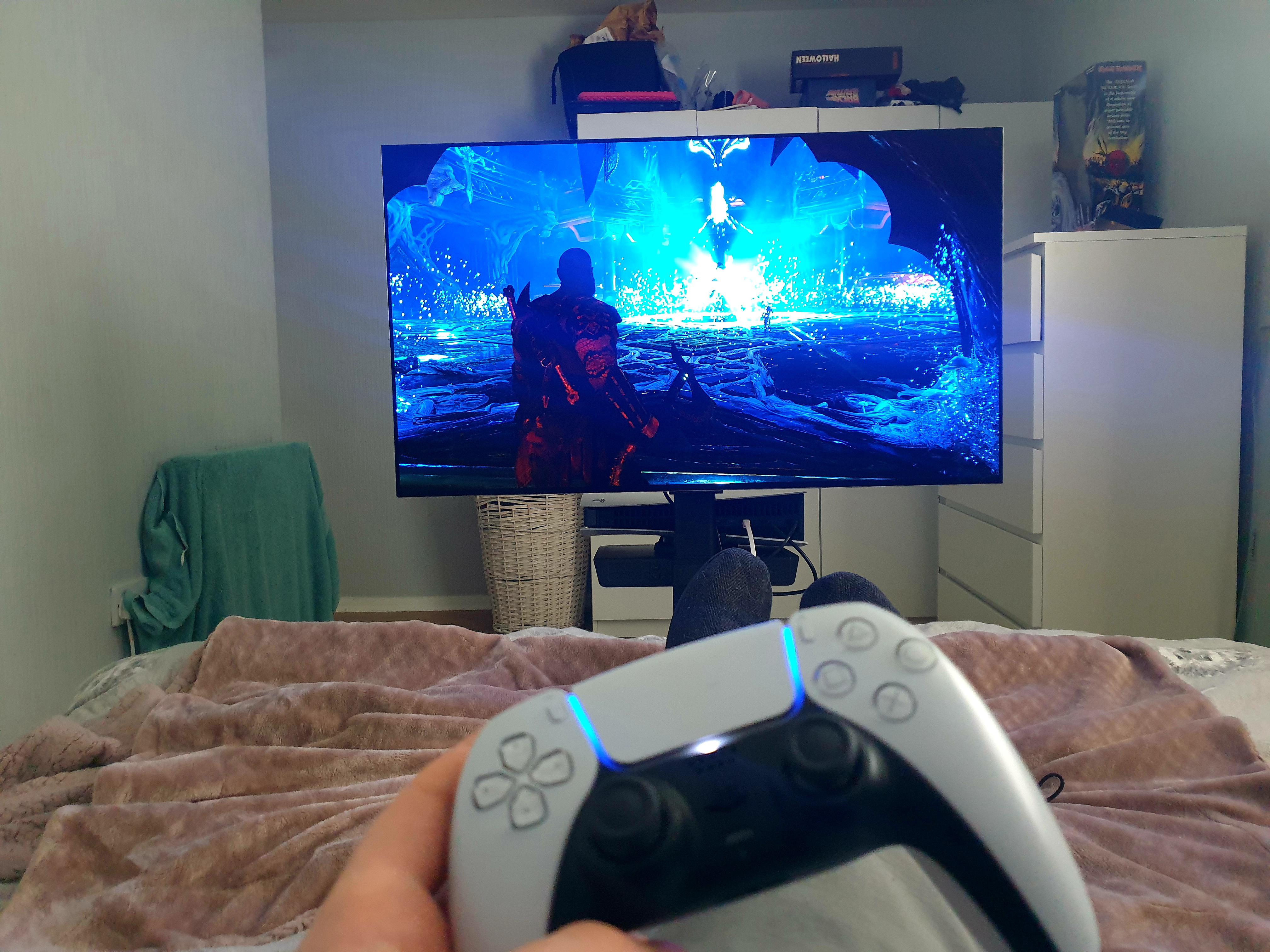 C2 mounted at the bottom of my bed, PS5 & PC both connected 🛏🎮 r/OLED