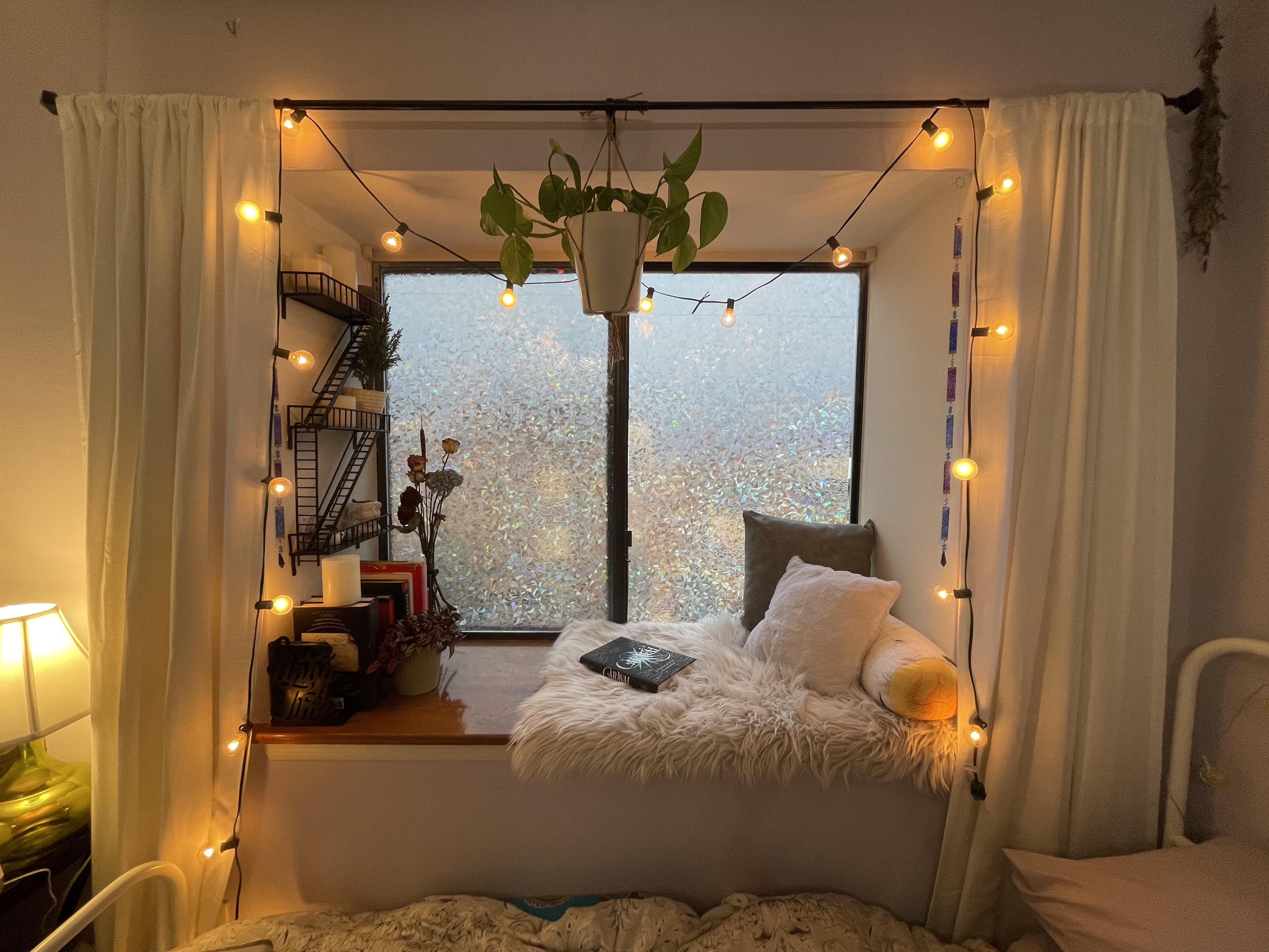My bedroom cozy reading nook/window seat r/CozyPlaces