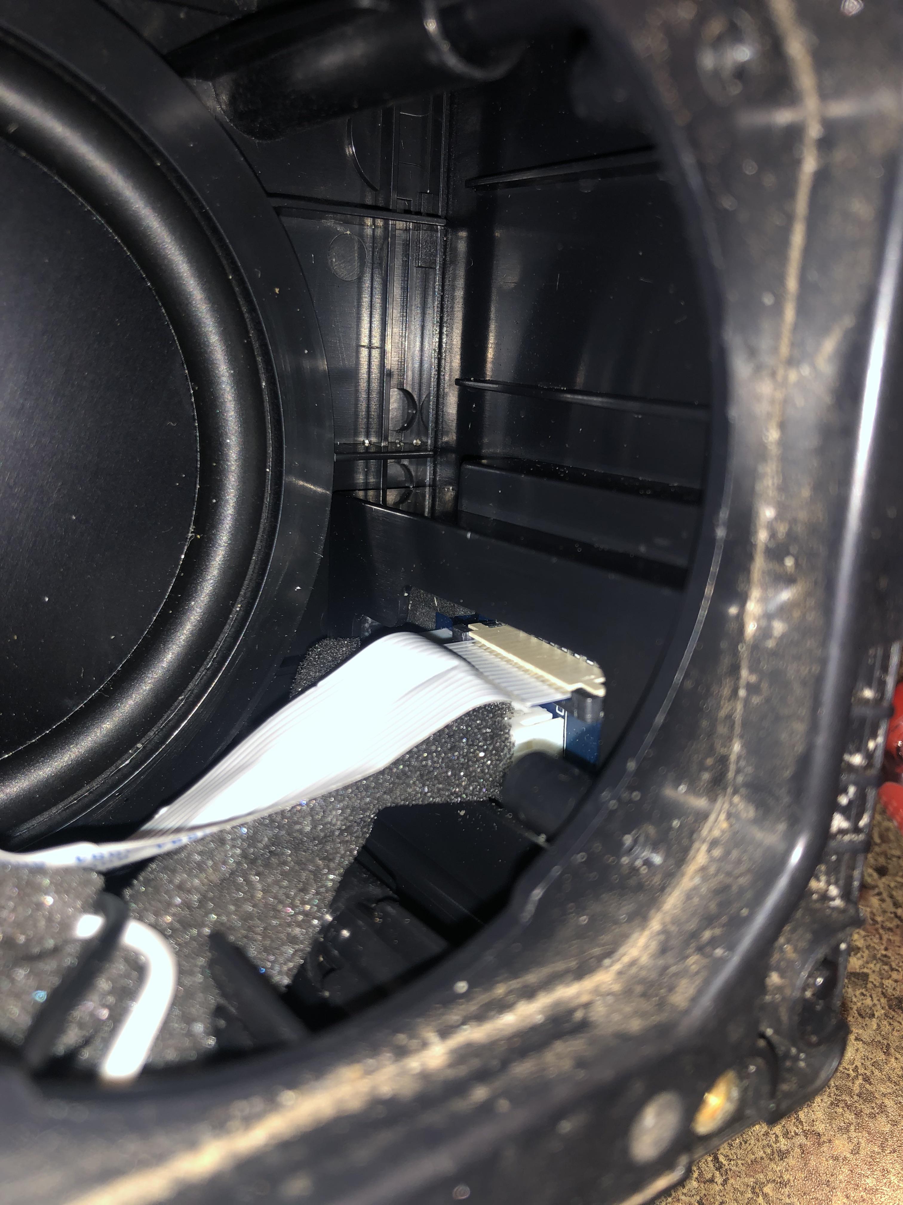 Anyone know how this ribbon cable disconnects? : r/AskElectronics