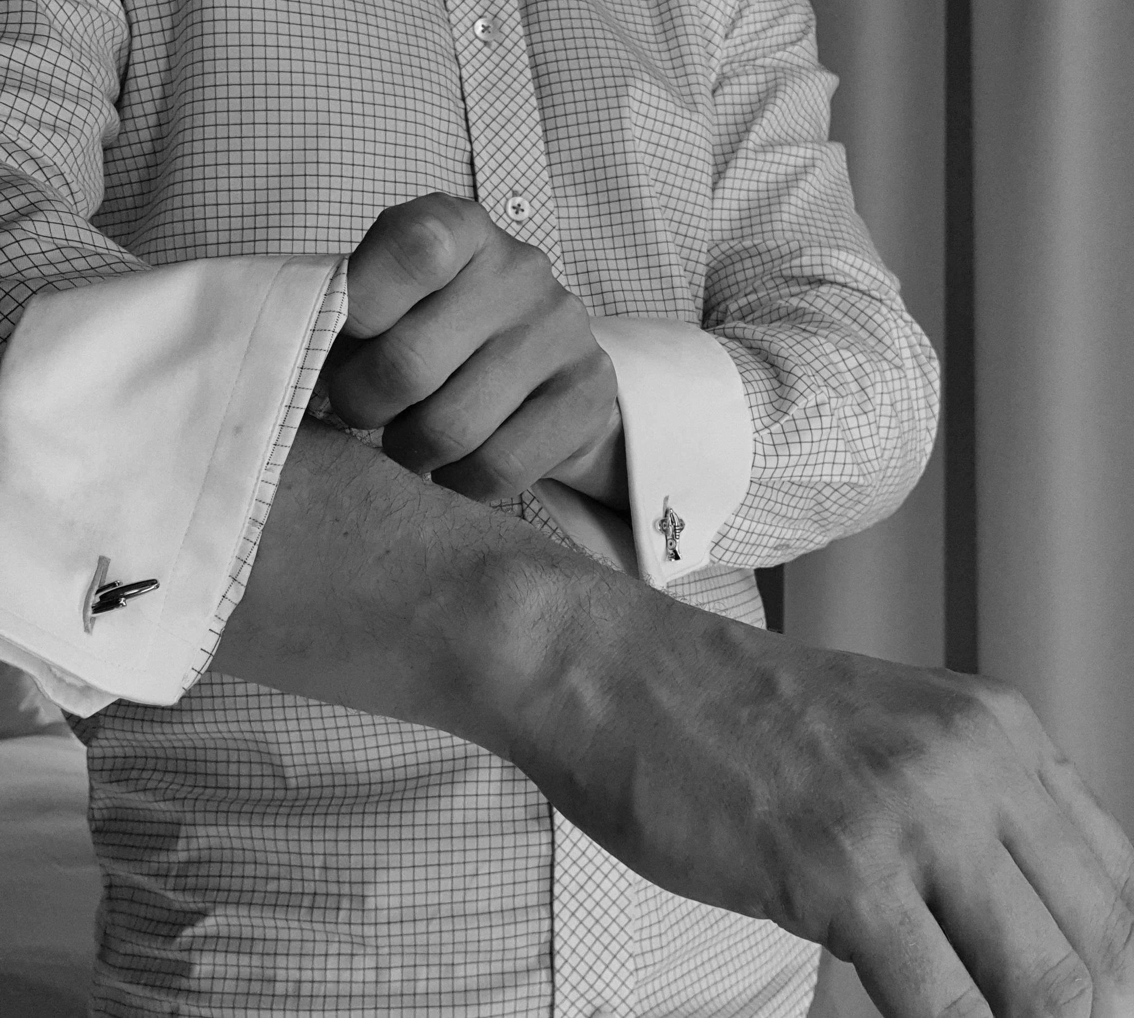 Rolling those sleeves up r/ManHands