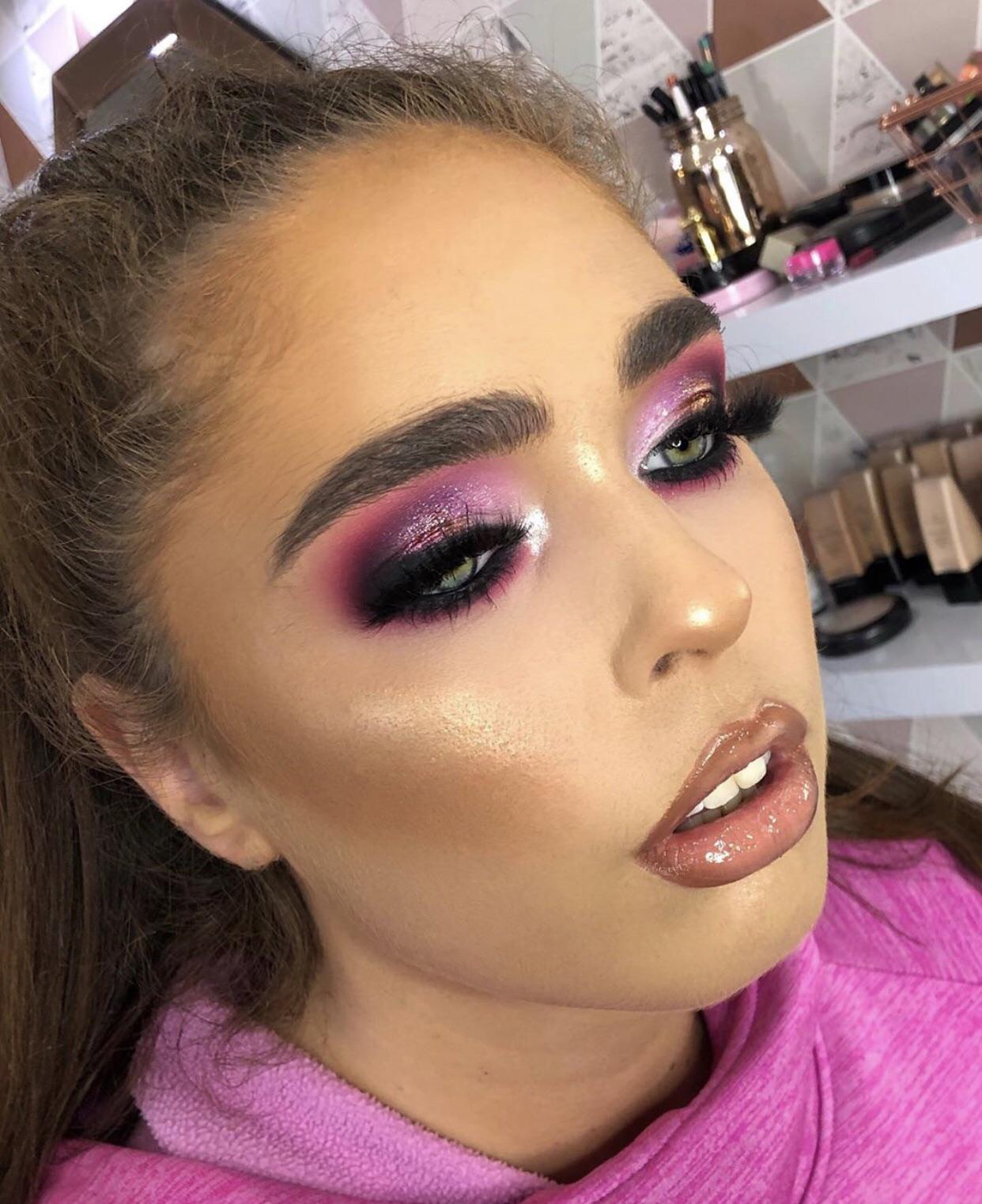 (Remove if not allowed) the way this artist adds such heavy contour