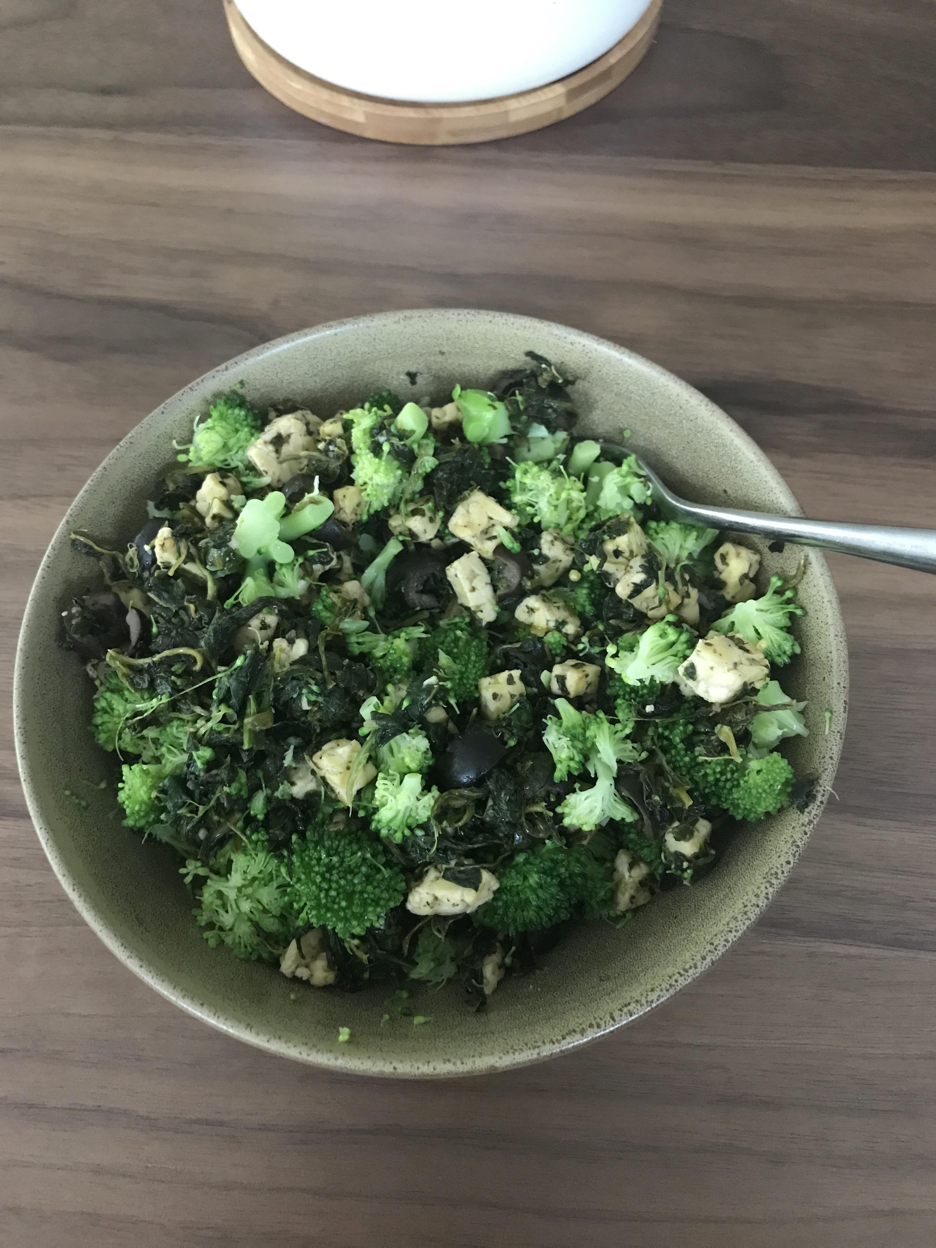 Spinach, tempeh, broccoli bowl from meatfreeketo. Amazing! Check out