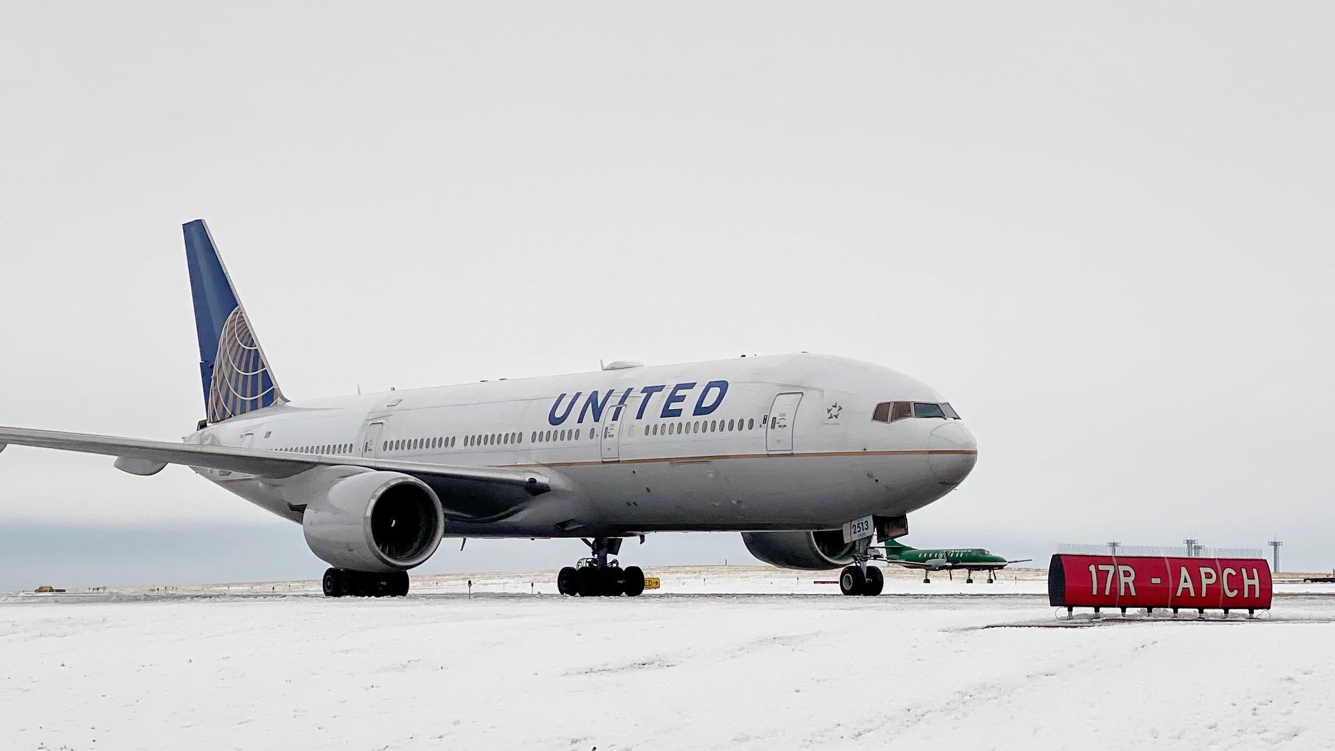 Big plane, tiny plane. 😁 A United Boeing 777200 taxis beside a Key
