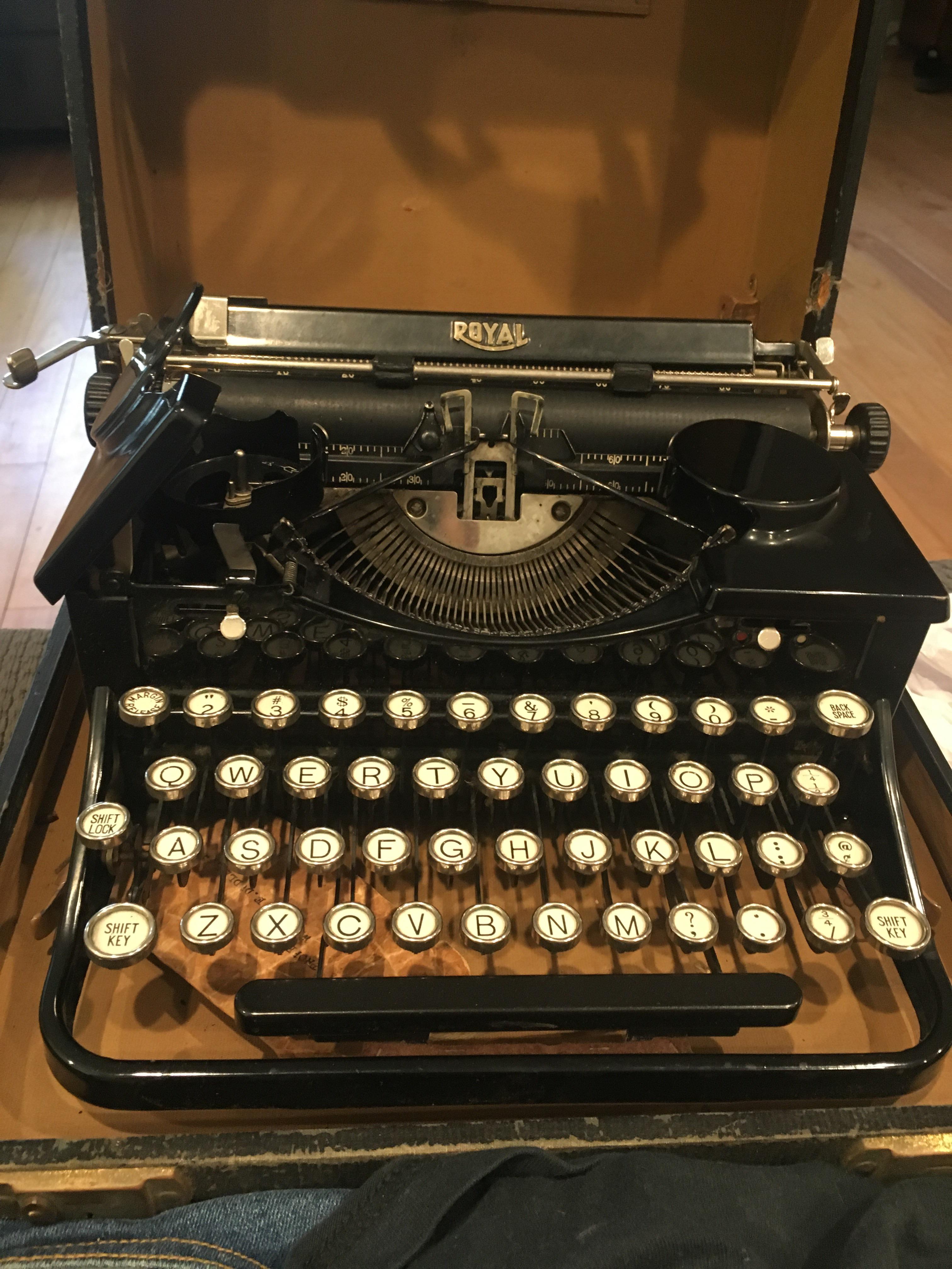 Does anyone know what model this typewriter is? r/typewriters
