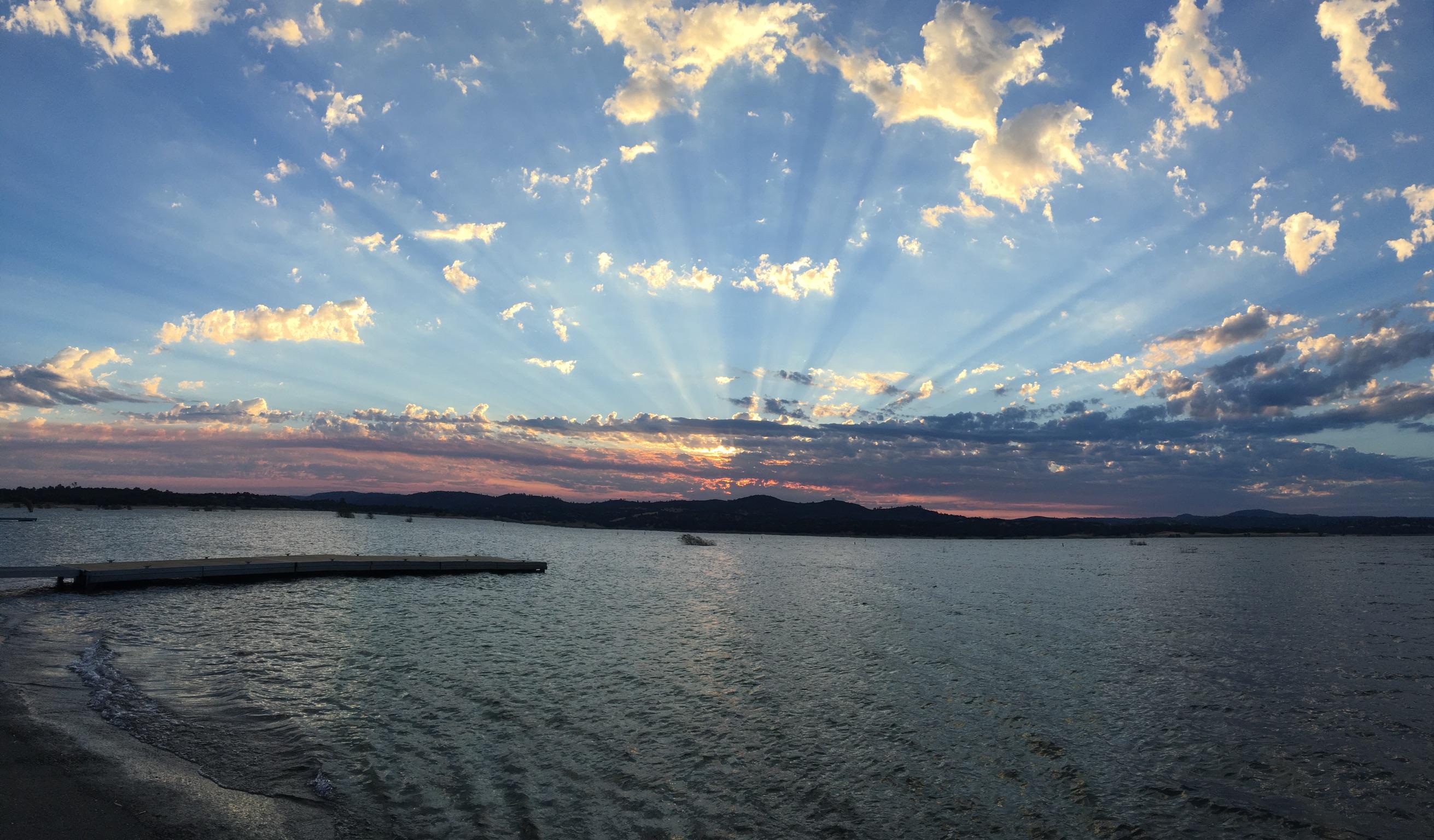 Amazing sunrise at Folsom Lake on Sunday morning. r/Sacramento