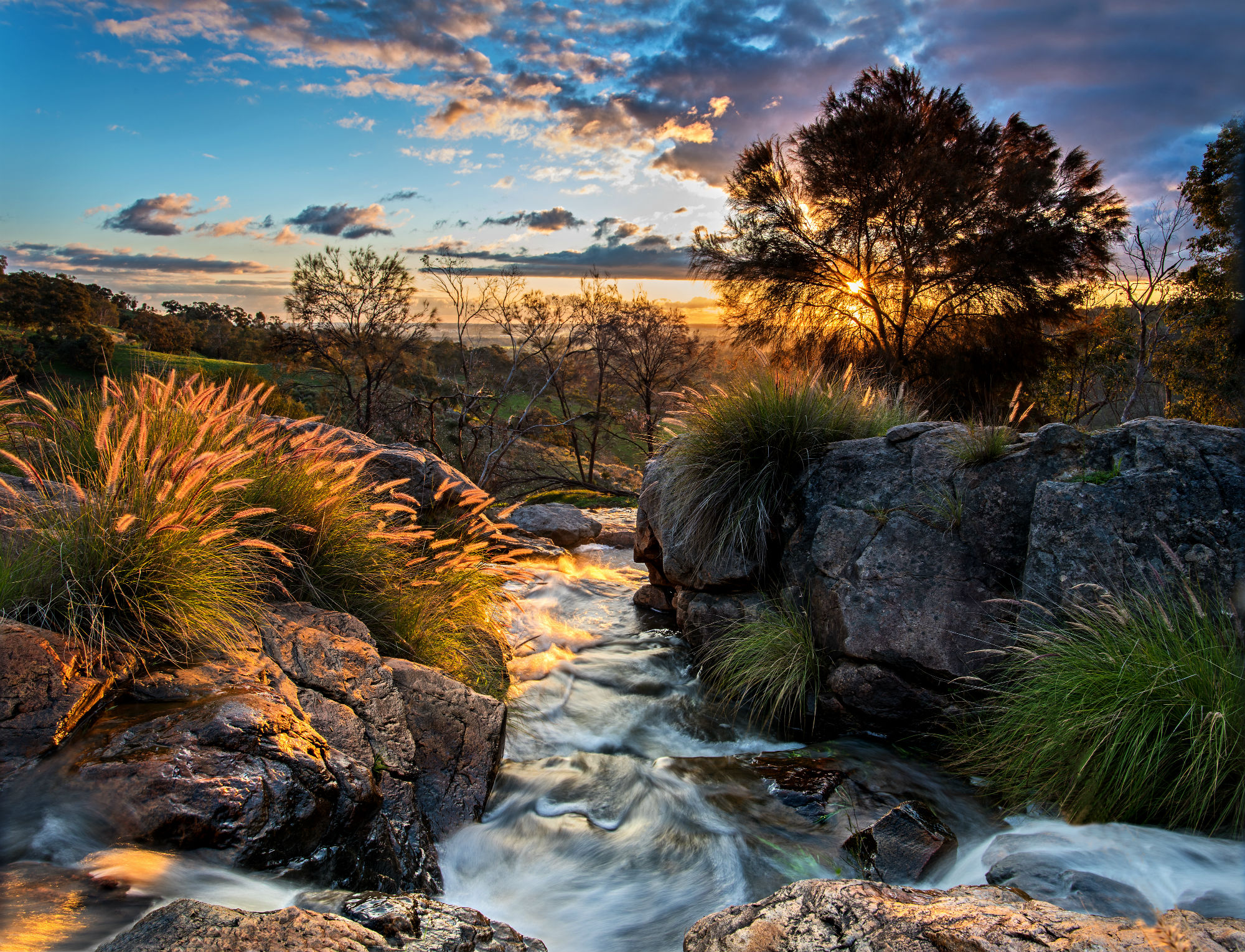 Sunset in the hills of Perth Western Australia (oc) (2000x1529) r/pics