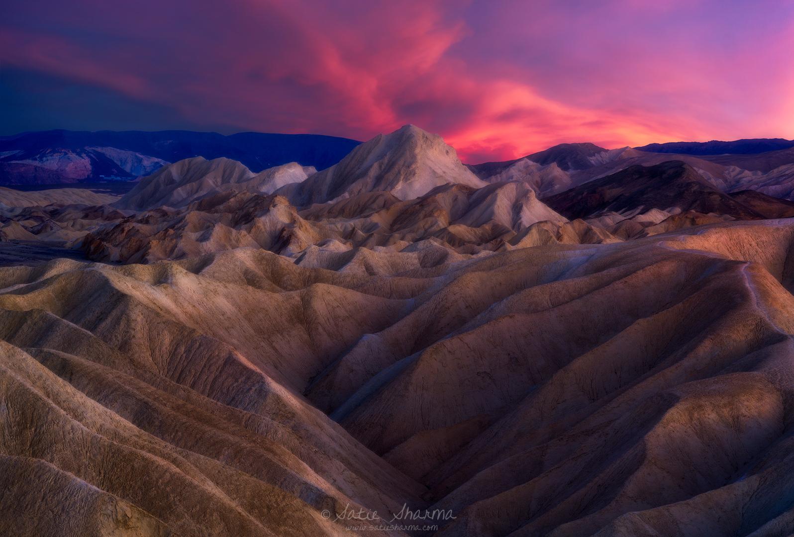 Dusk at the badlands in Death Valley, California [1596 × 1080] r