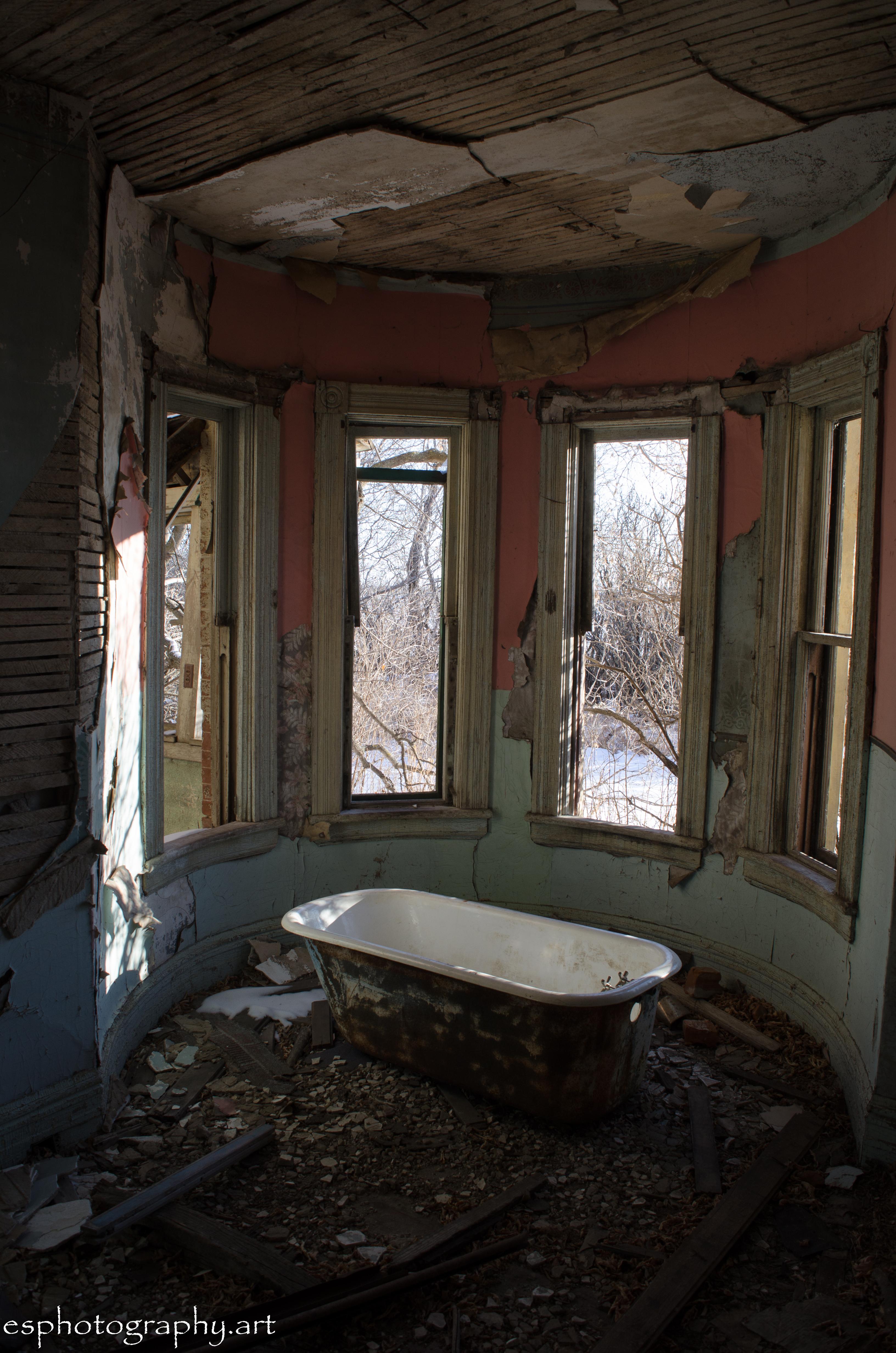 Lyons House Carberry Manitoba Abandoned Bathtub [3264x4928][OS] r