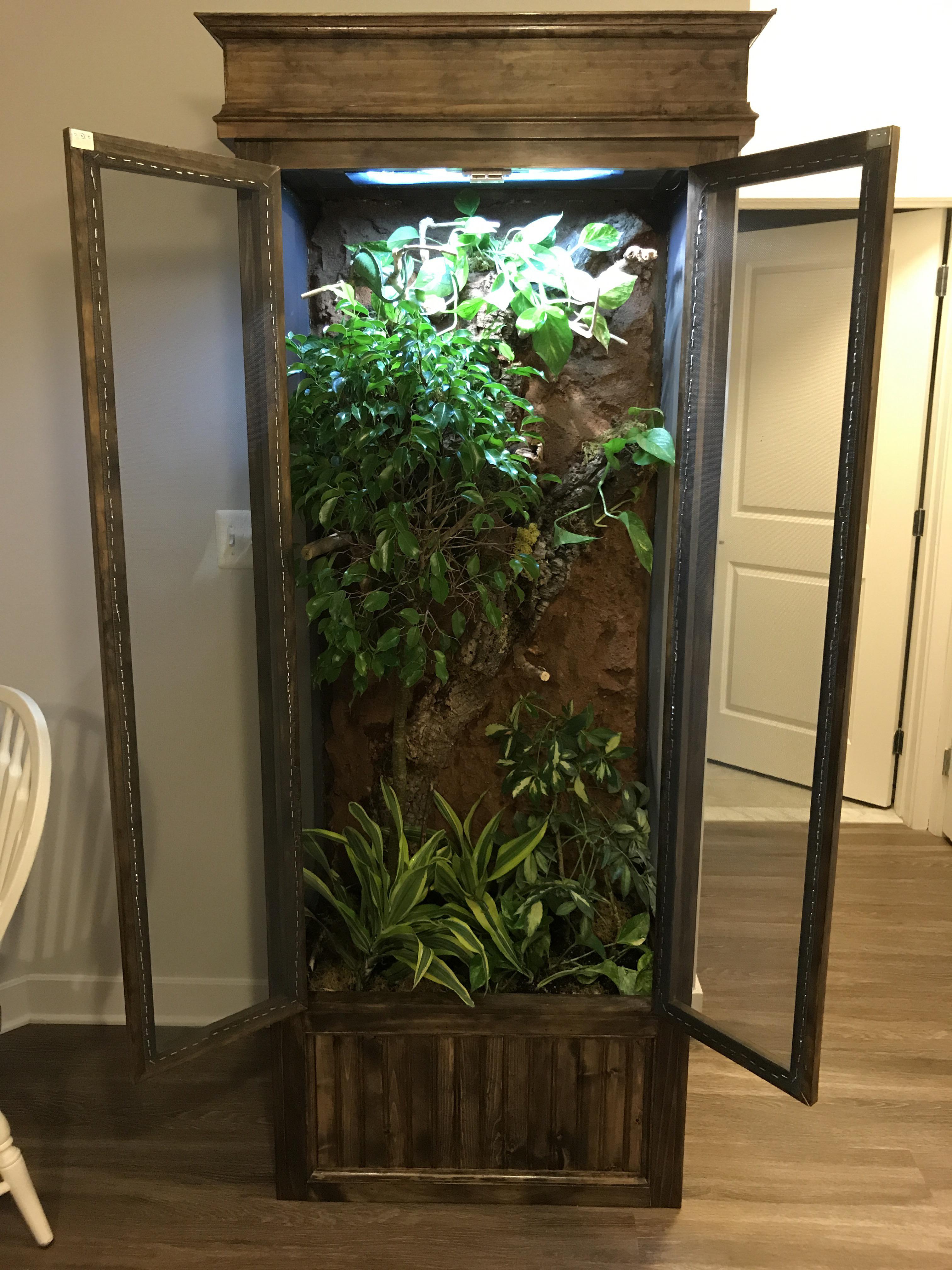 Finally finished the custom cage! Penelope was quite excited to move in. r/Chameleons
