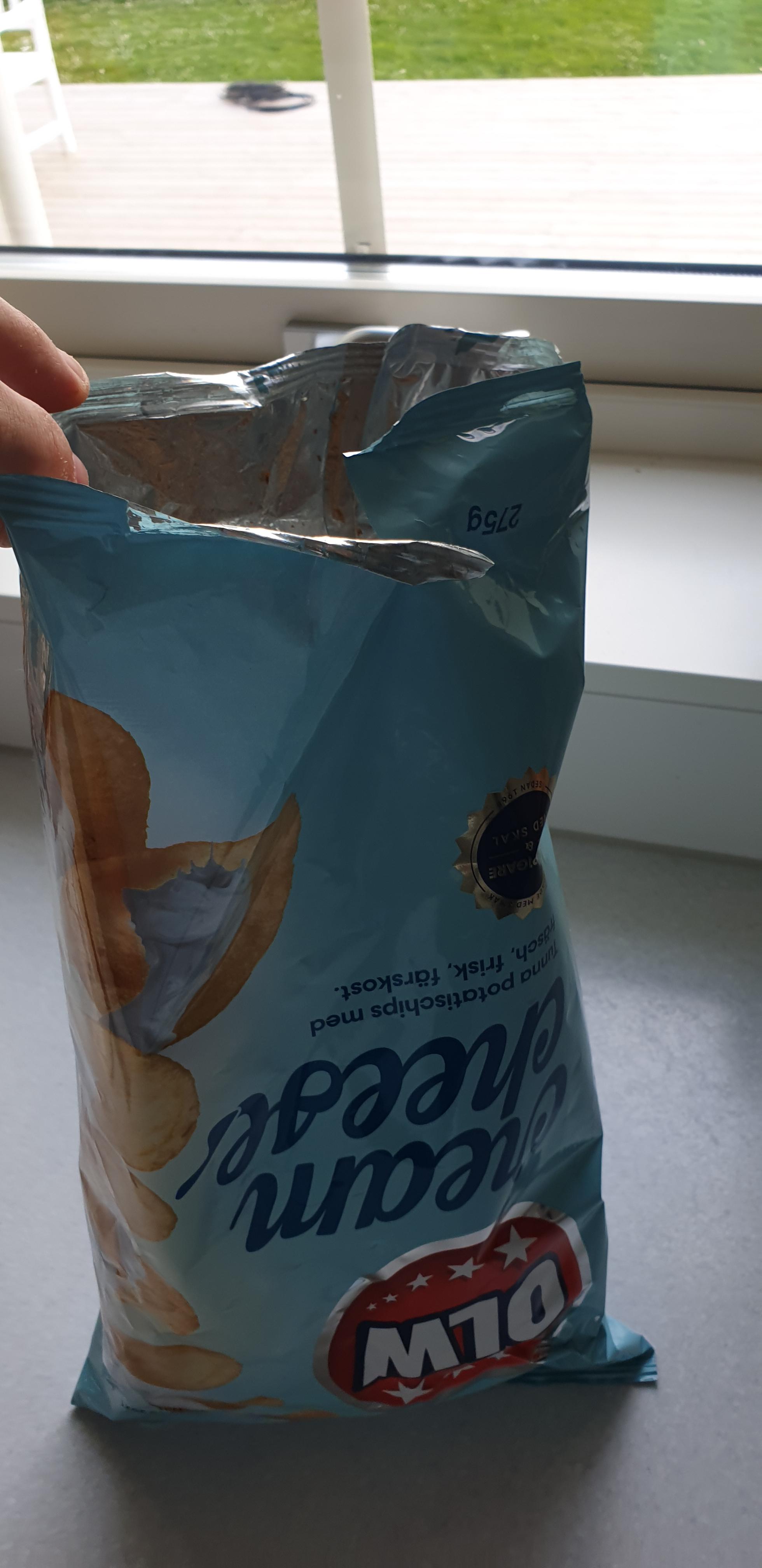 My girlfriend opens bag of chips upside down... r/mildlyinfuriating