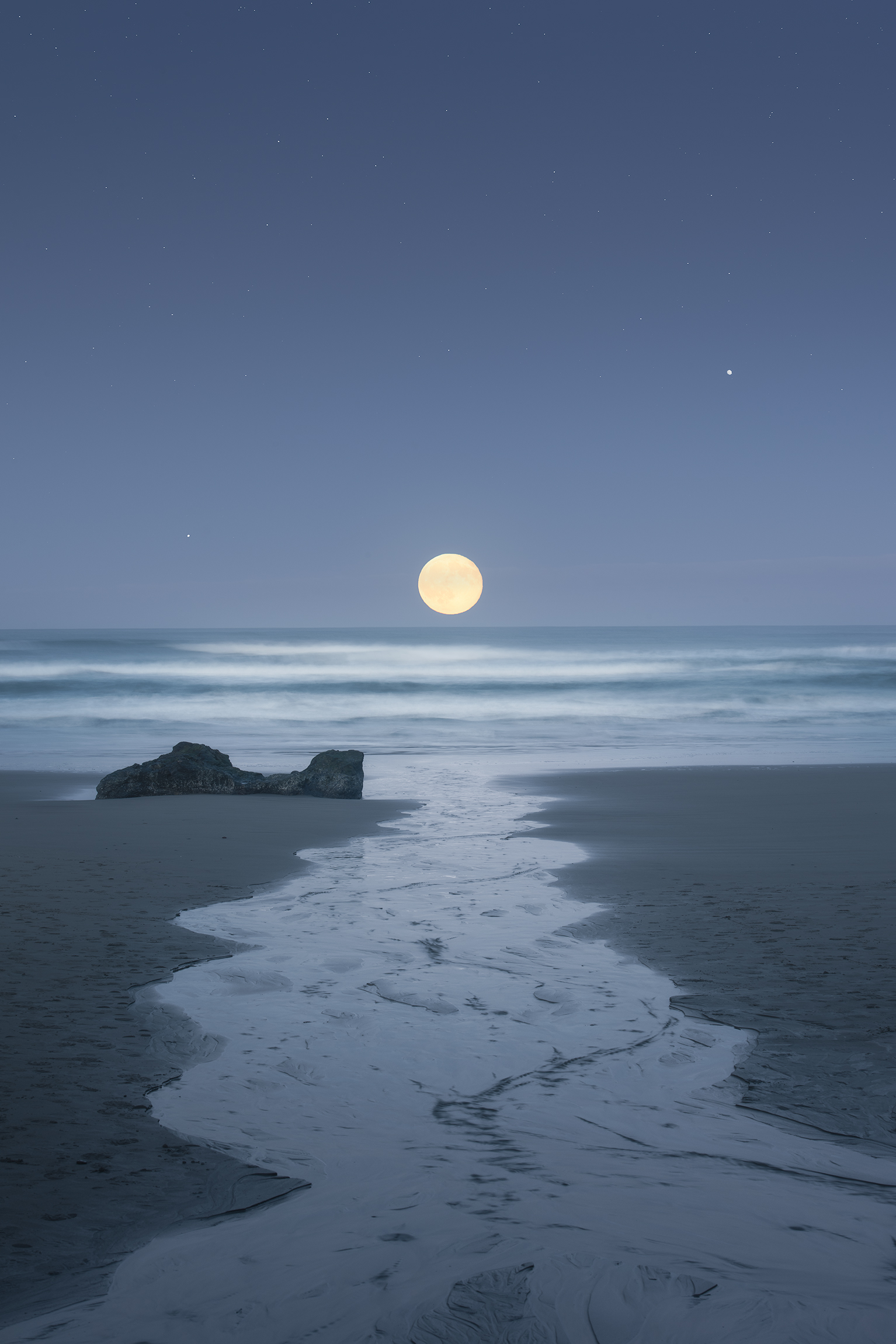 Beautiful moon set on the Oregon Coast . r/OregonCoast