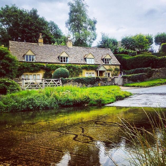 This cottage next to a Ford in the Cotswolds r/CozyPlaces