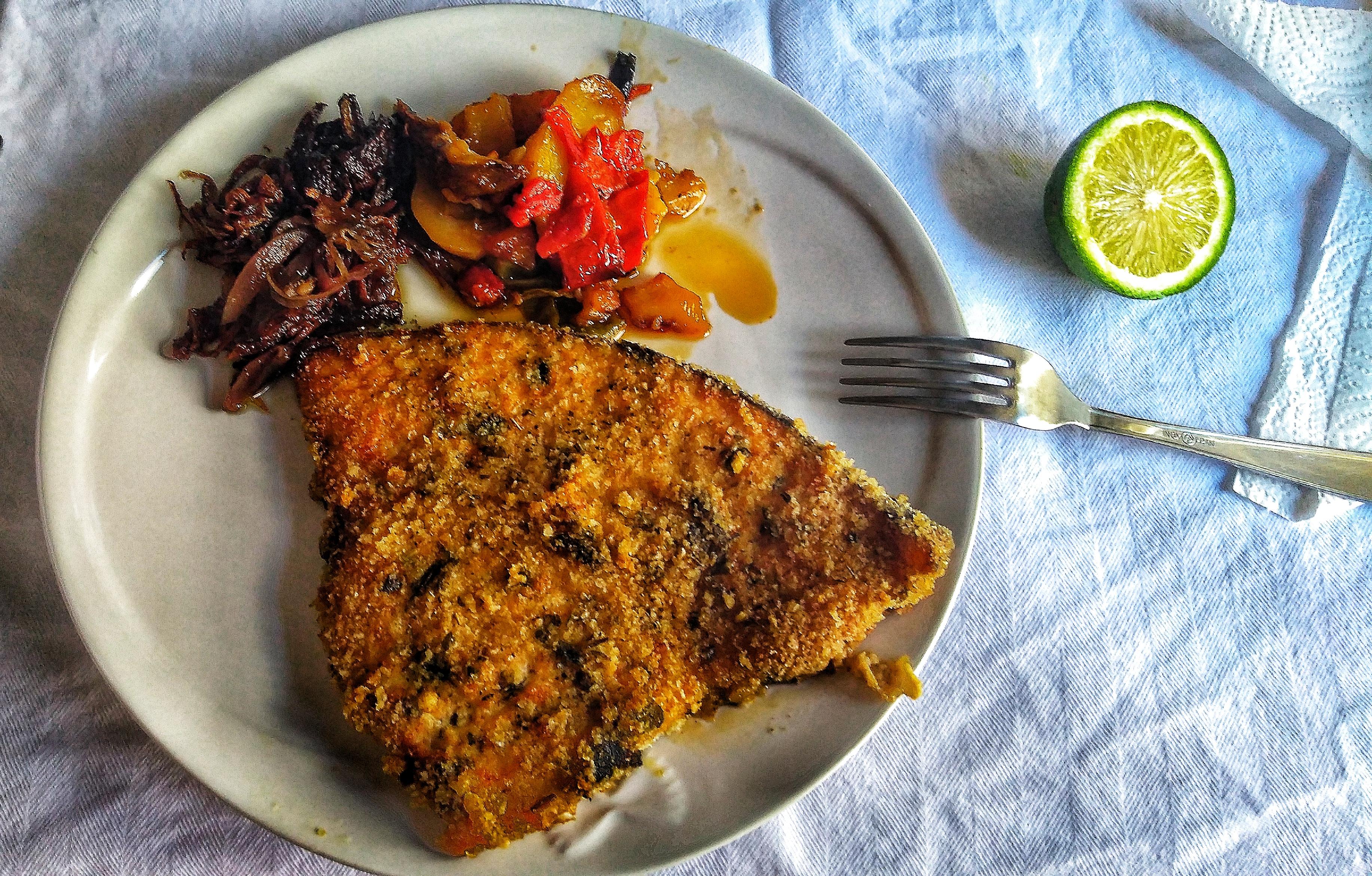 [Homemade] Breadcrumbed swordfish with ovenbaked red onions and