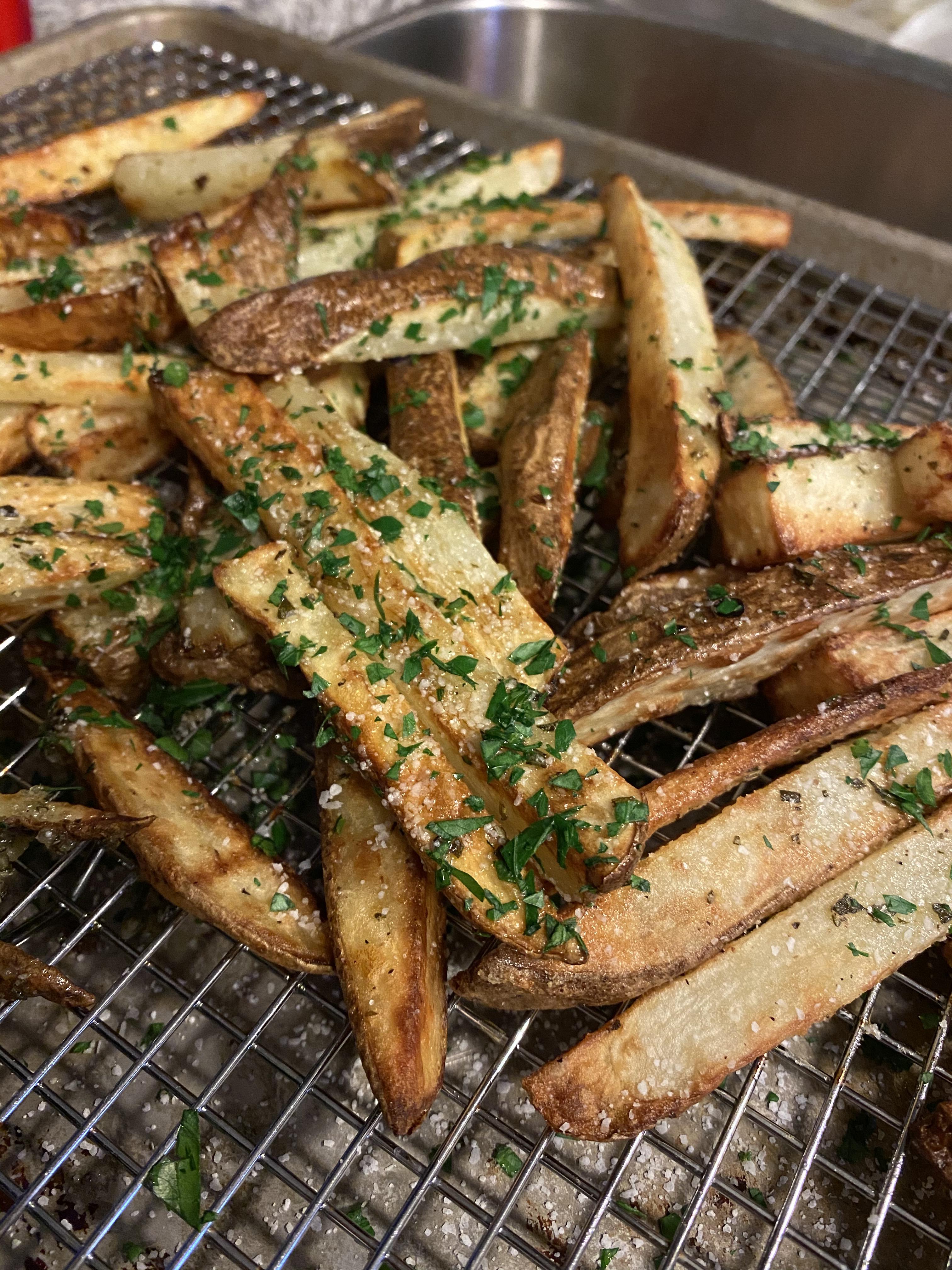 R2D10 garlic rosemary fries cooked in the air fryer r/whole30