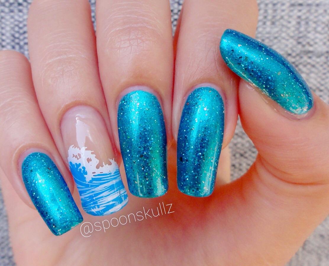 Kanagawa Wave nail art accent r/RedditLaqueristas