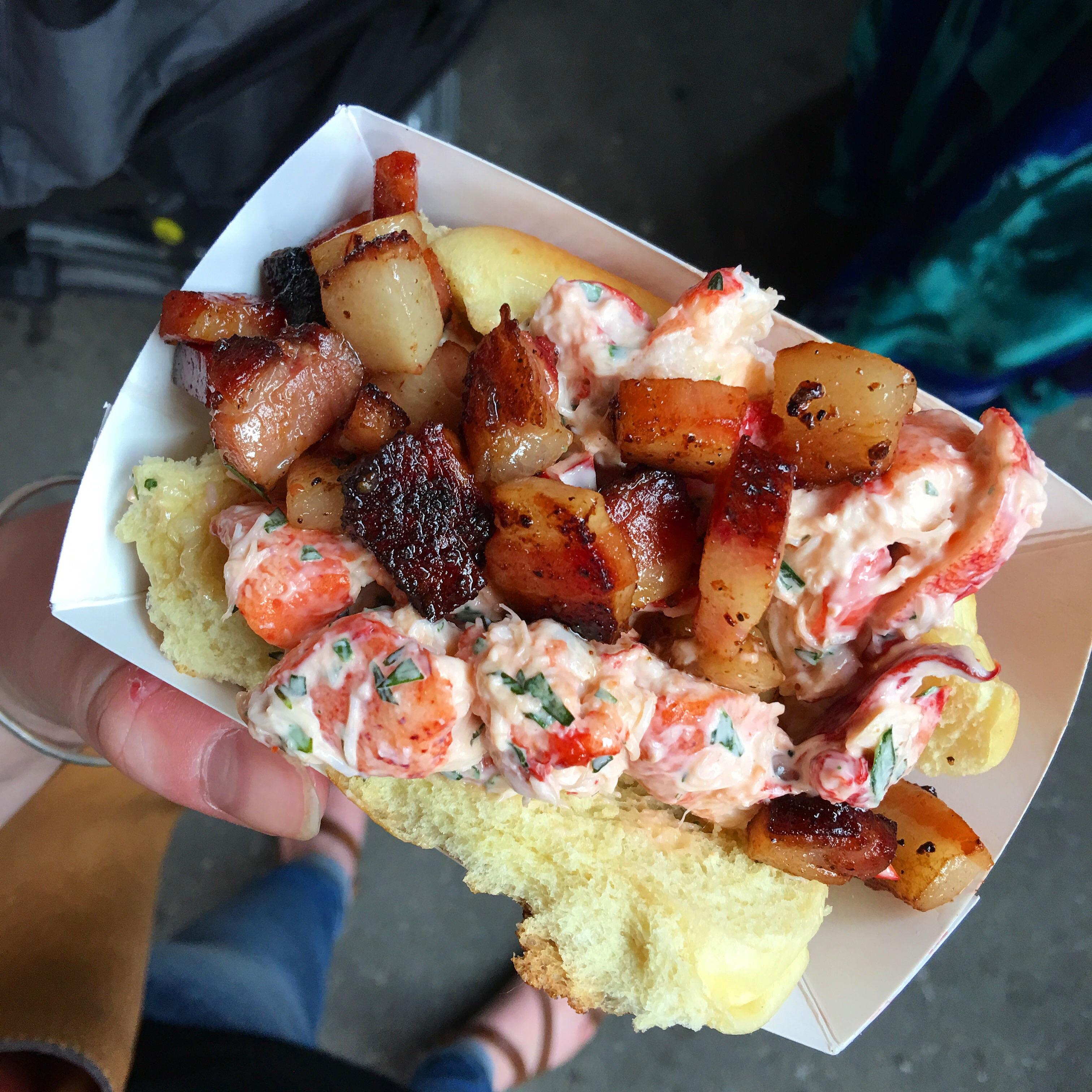 Maine lobster roll with bacon lardons [oc] [1343x750] r/FoodPorn