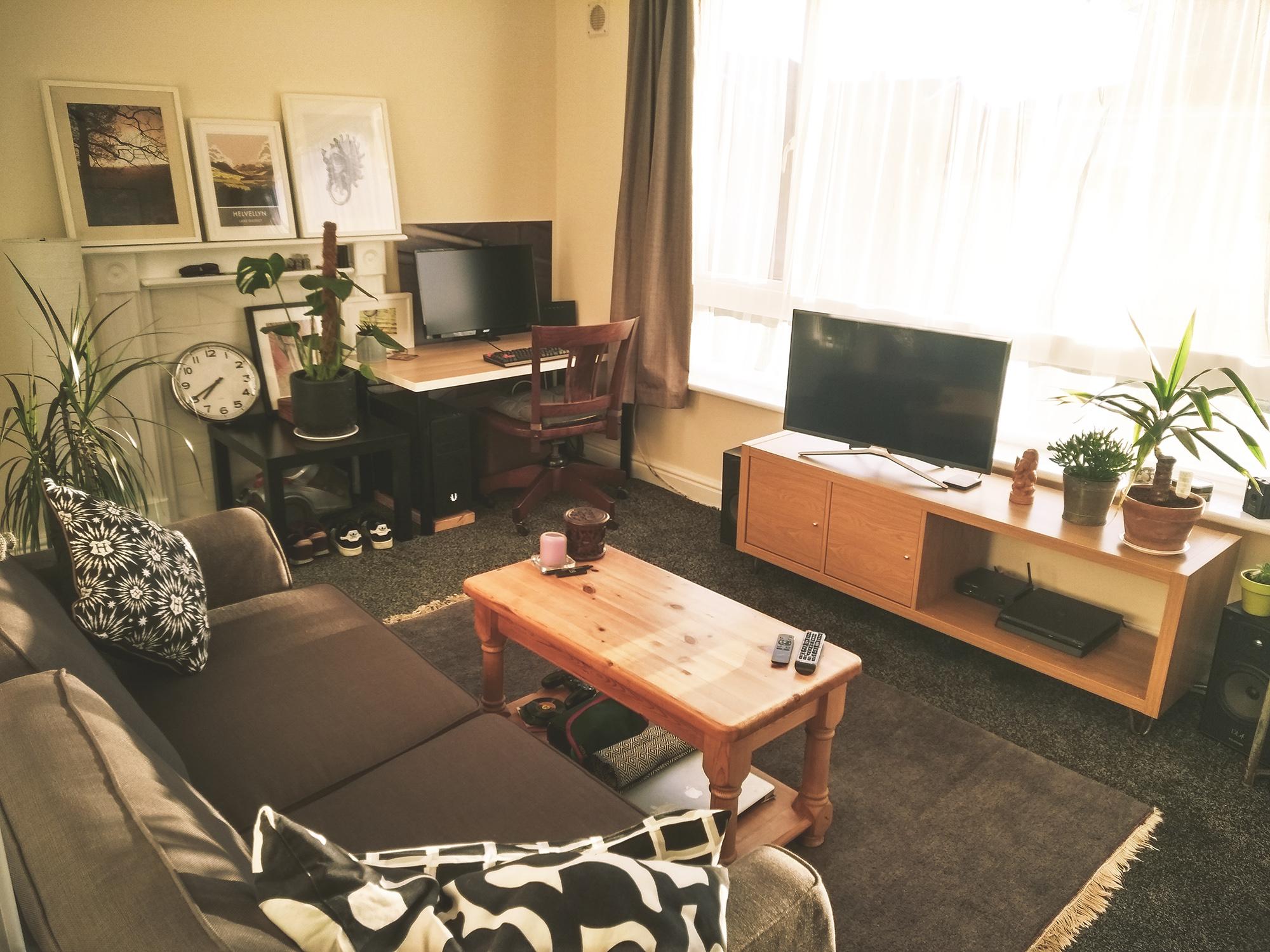 Comments/Suggestions on my temporary living room? r/malelivingspace