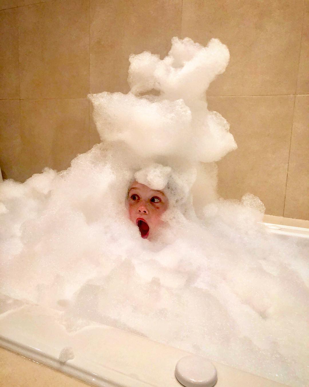 Neil Patrick Harris' kid takes a bubble bath r/accidentalrockwell