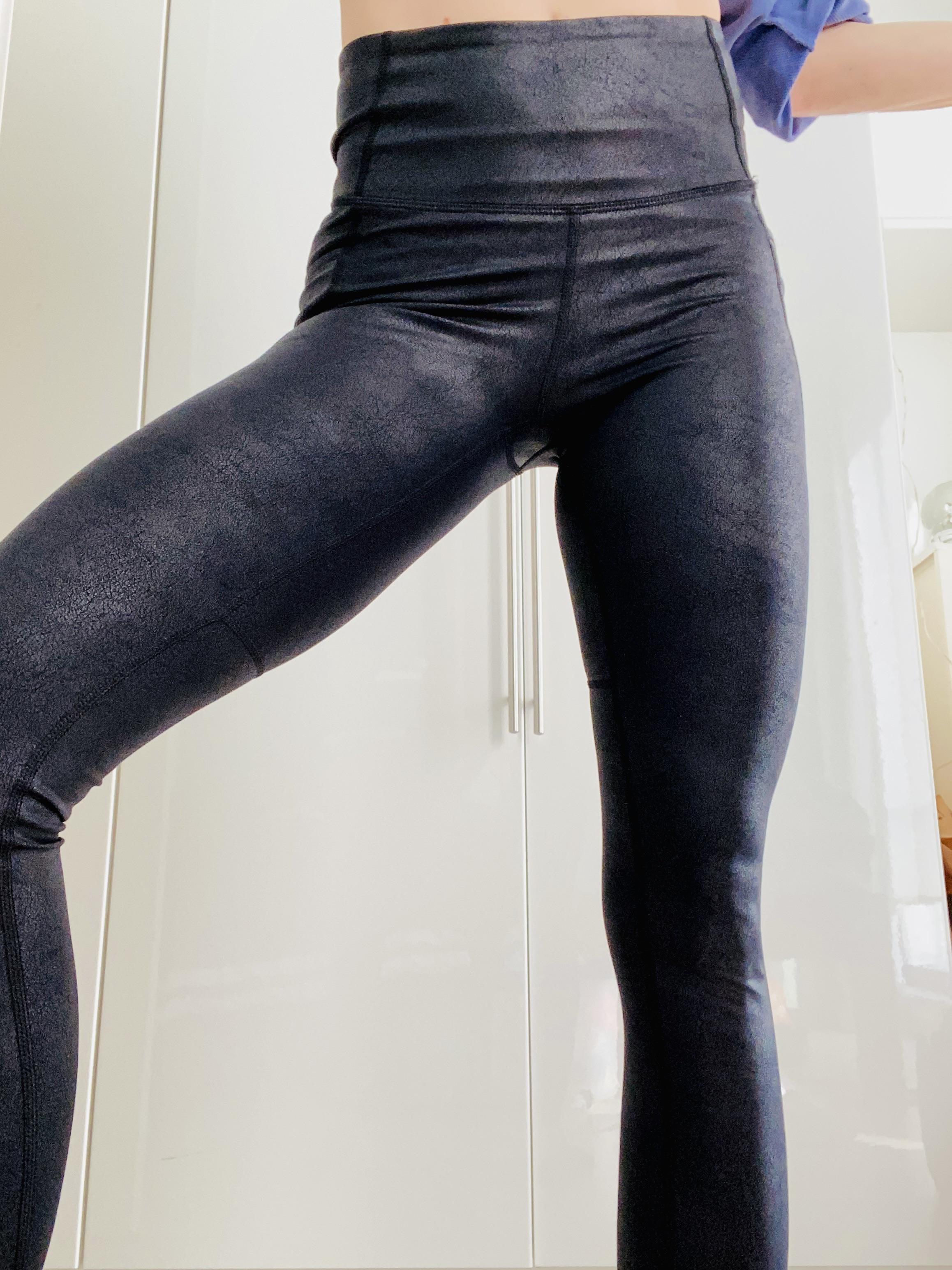 These faux leather yoga pants 🥵🖤 r/YogaPants