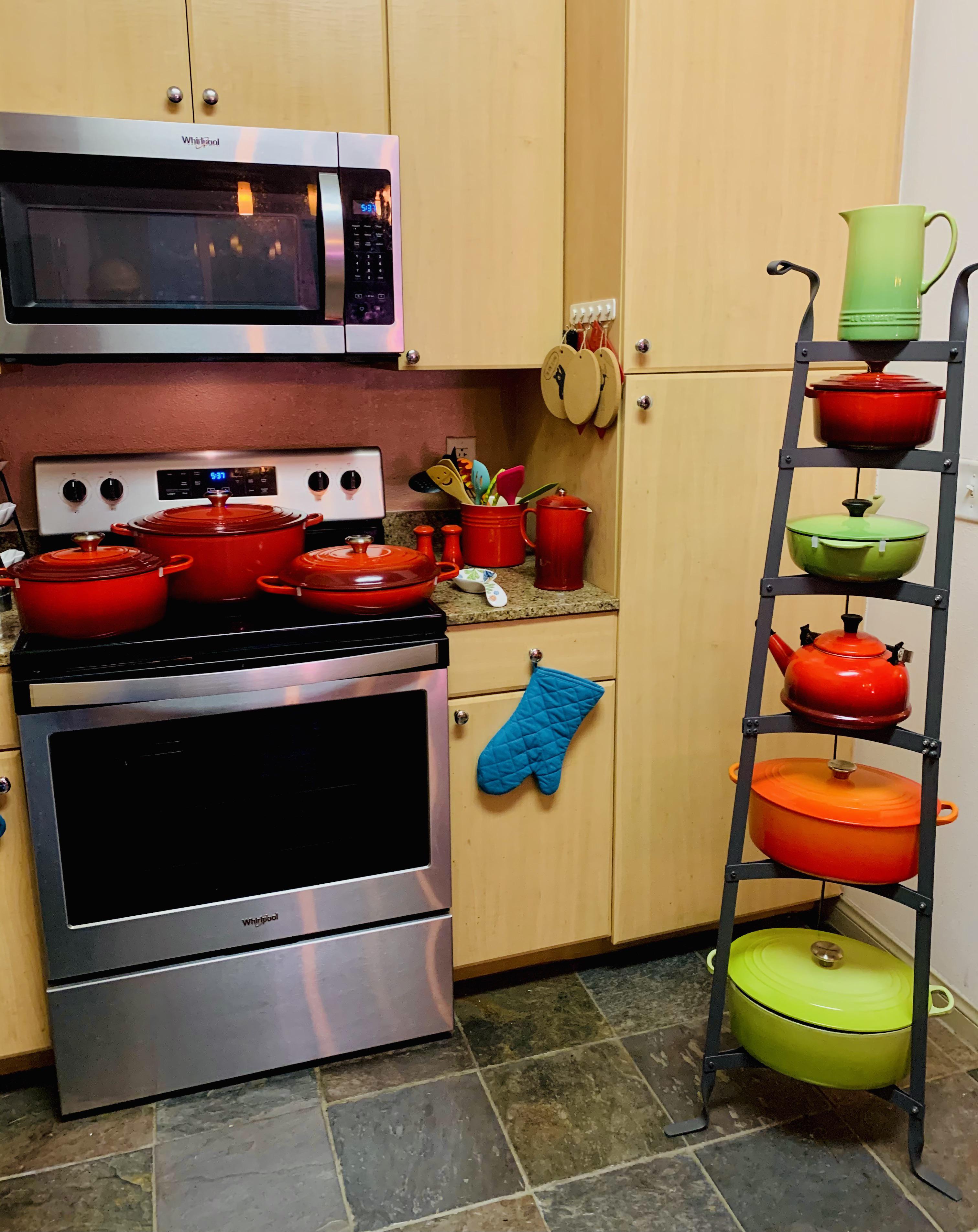 What fits an Old Dutch cookware stand r/LeCreuset