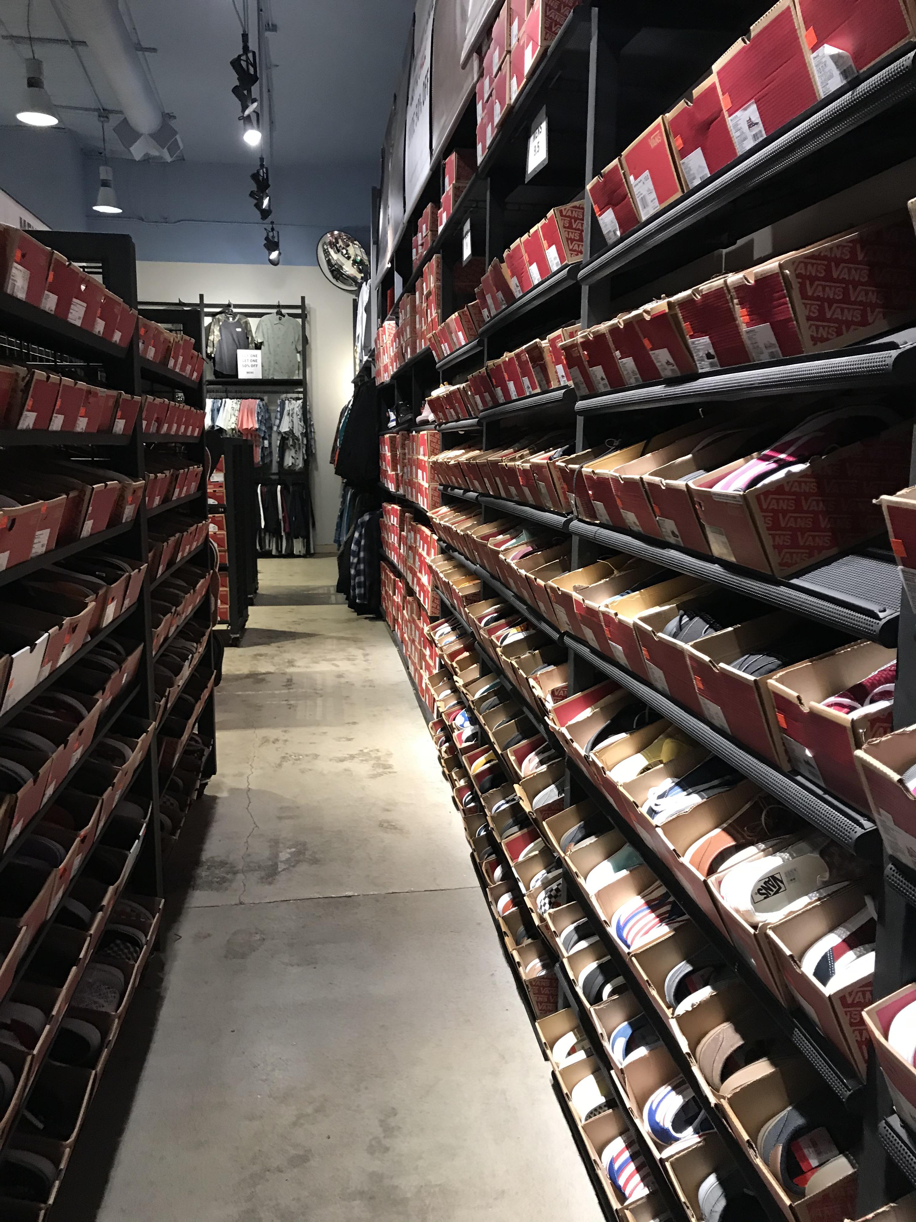 outlet store heaven 😍 r/Vans