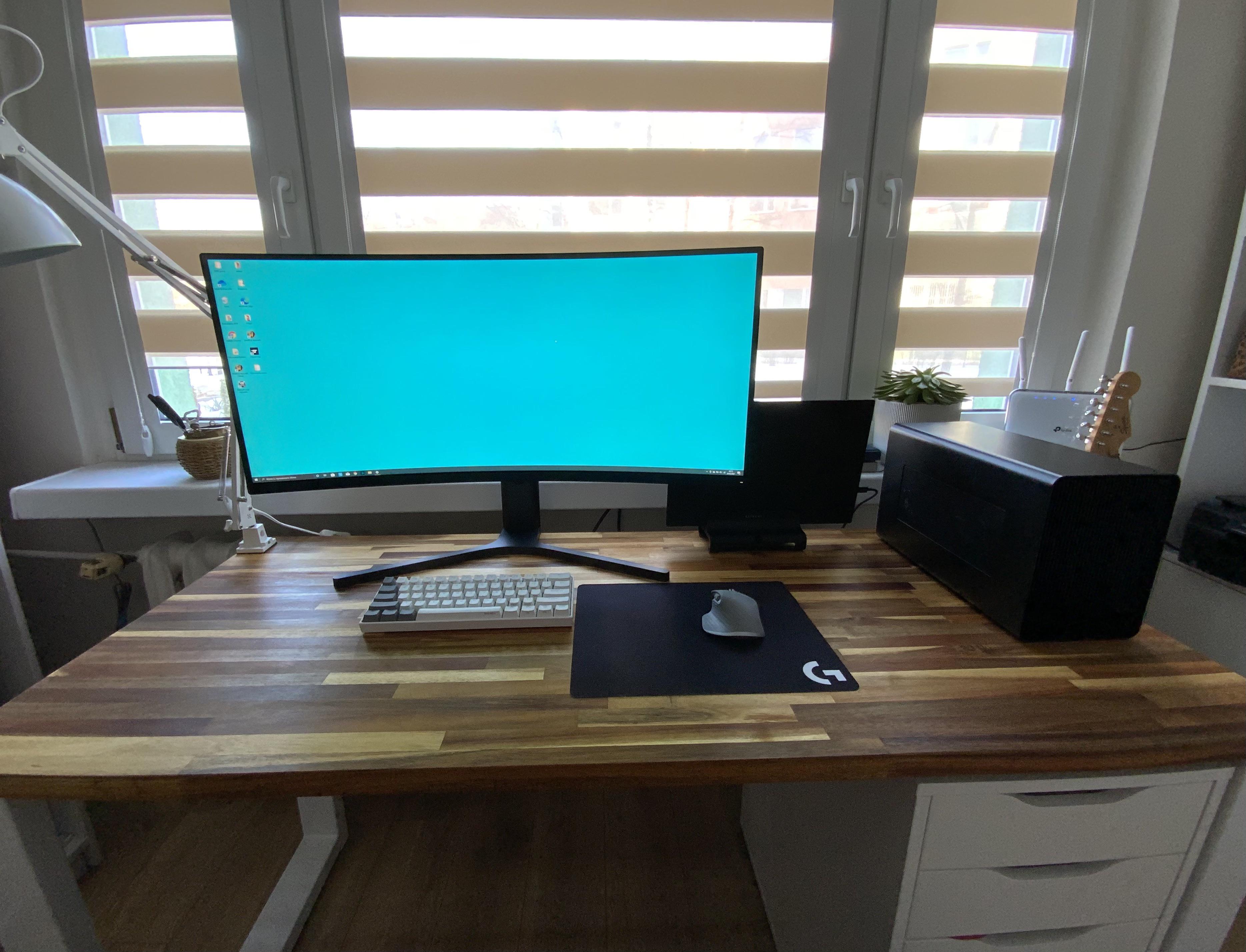 Clean desk setup with EGPU r/desksetup