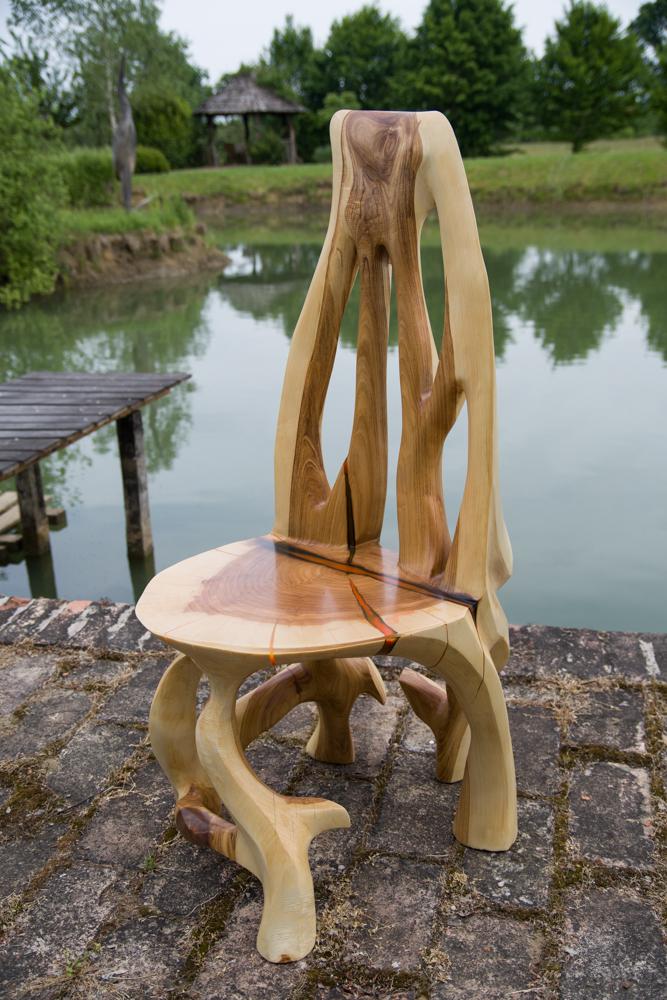 Chainsaw Carved Chair Made From Single Piece of Wood r/oddlysatisfying