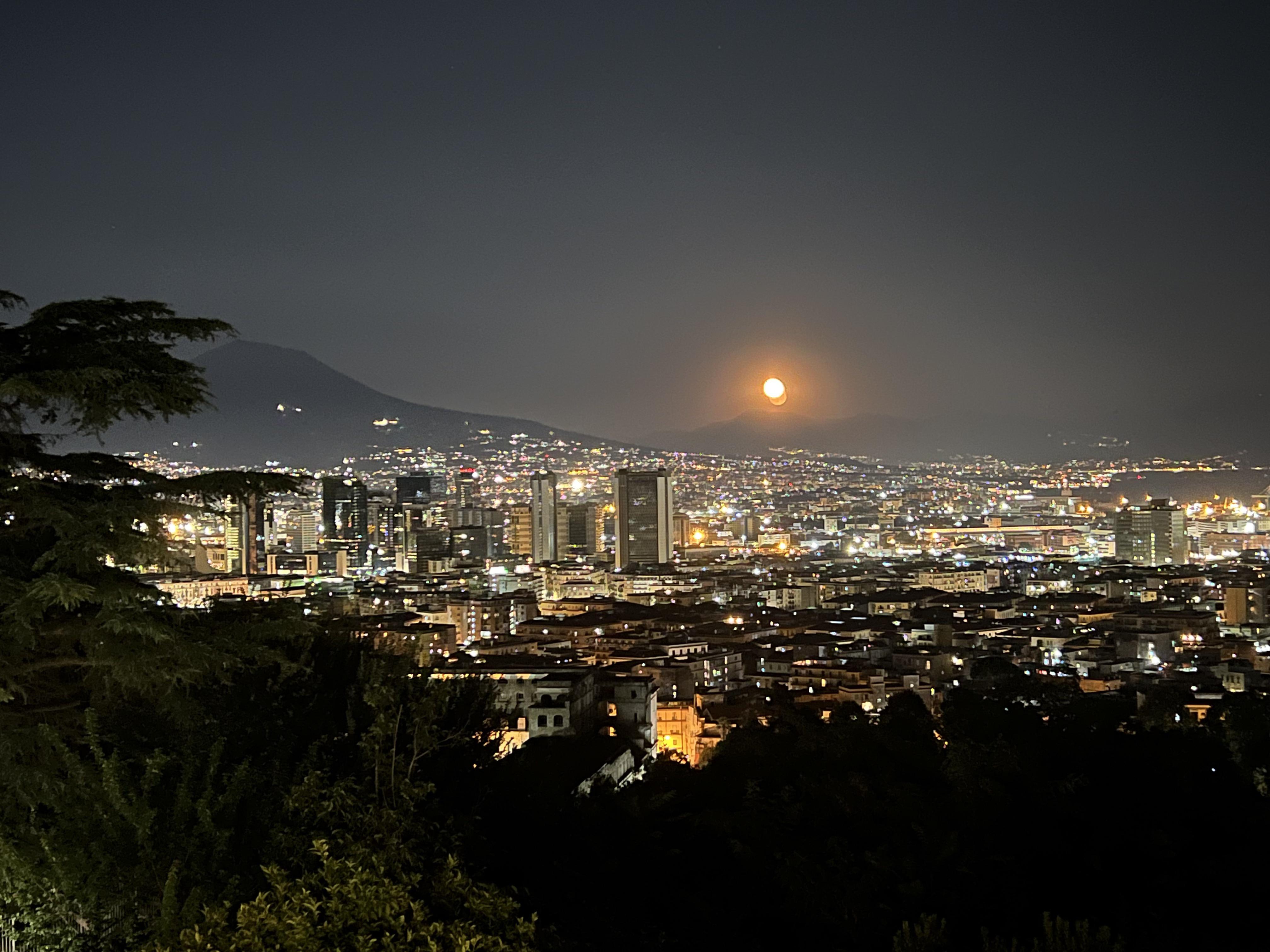 Luna gialla stanotte a Napoli Yellow moon in Naples tonight r/napoli