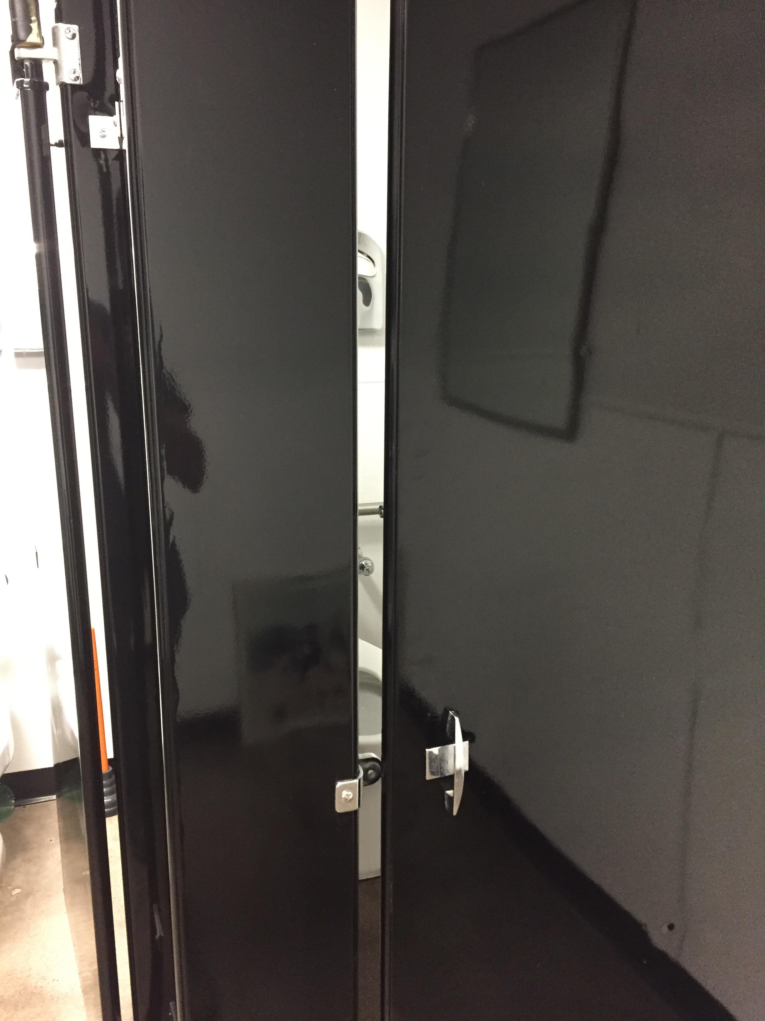 The gap in my work’s bathroom stalls r/mildlyinteresting