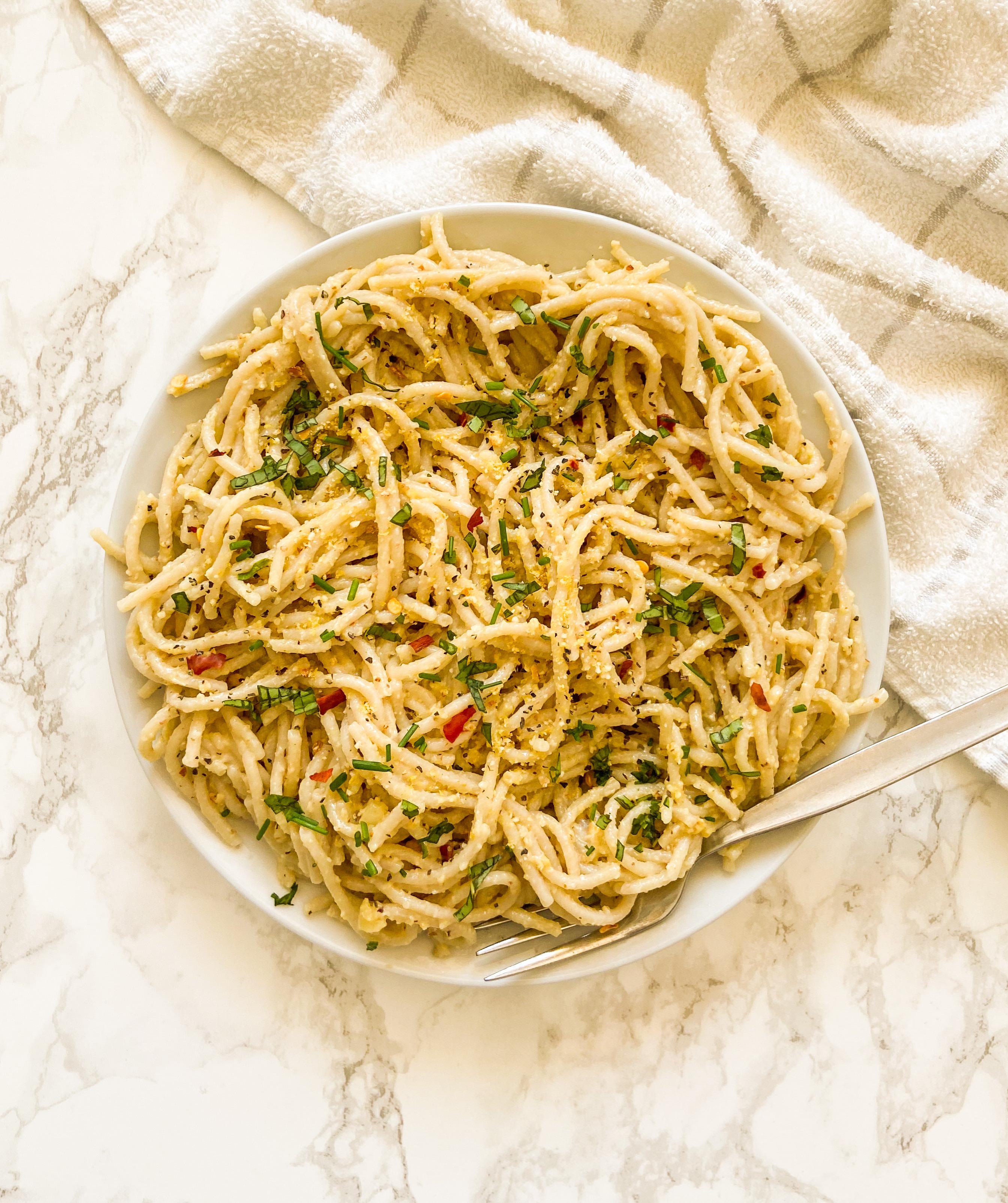 Vegan Spaghetti Aglio E Olio made with homemade parmesan 'cheese'! r