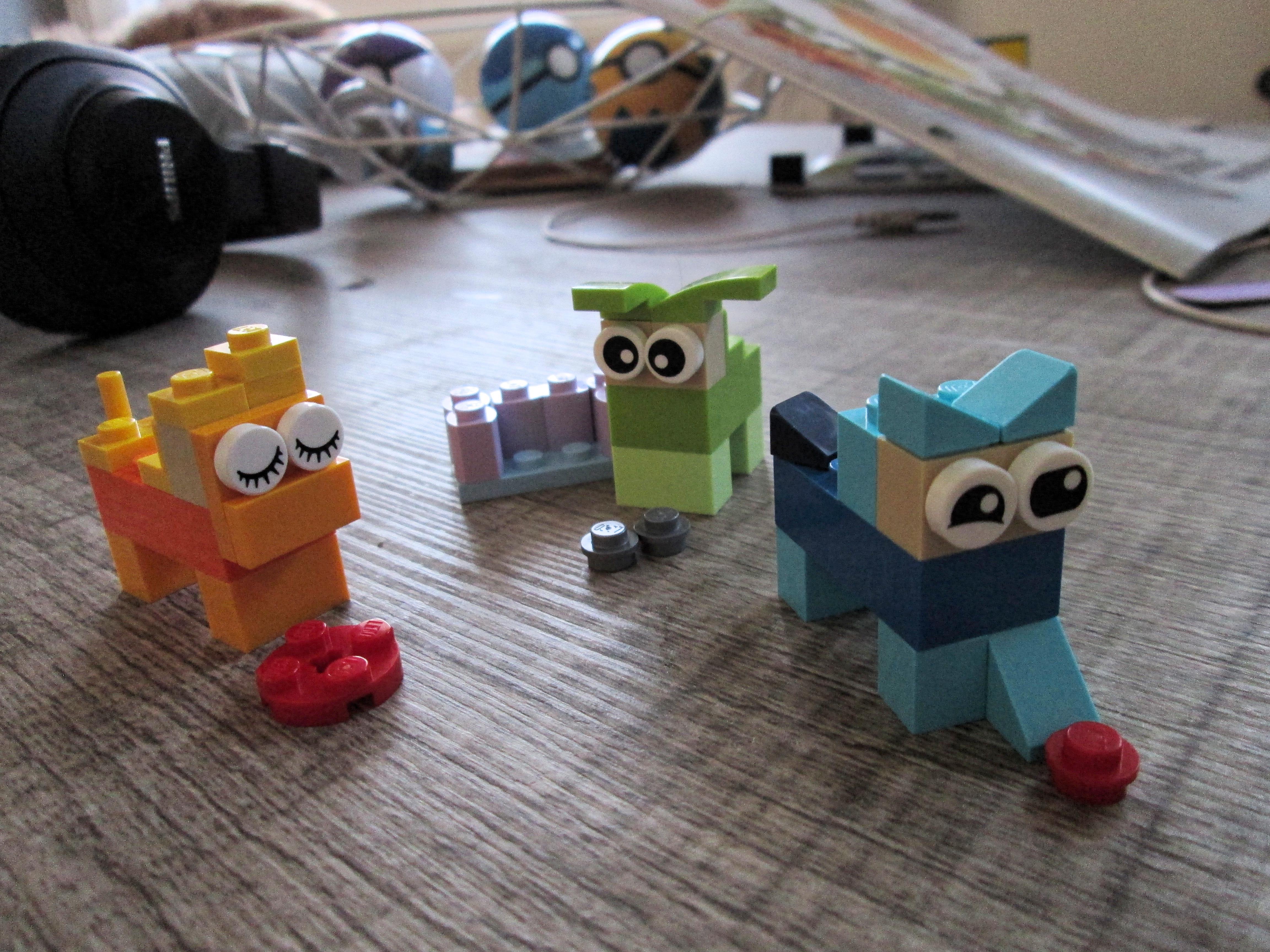 I made some weird cats using only spare parts from a Lego Classic set