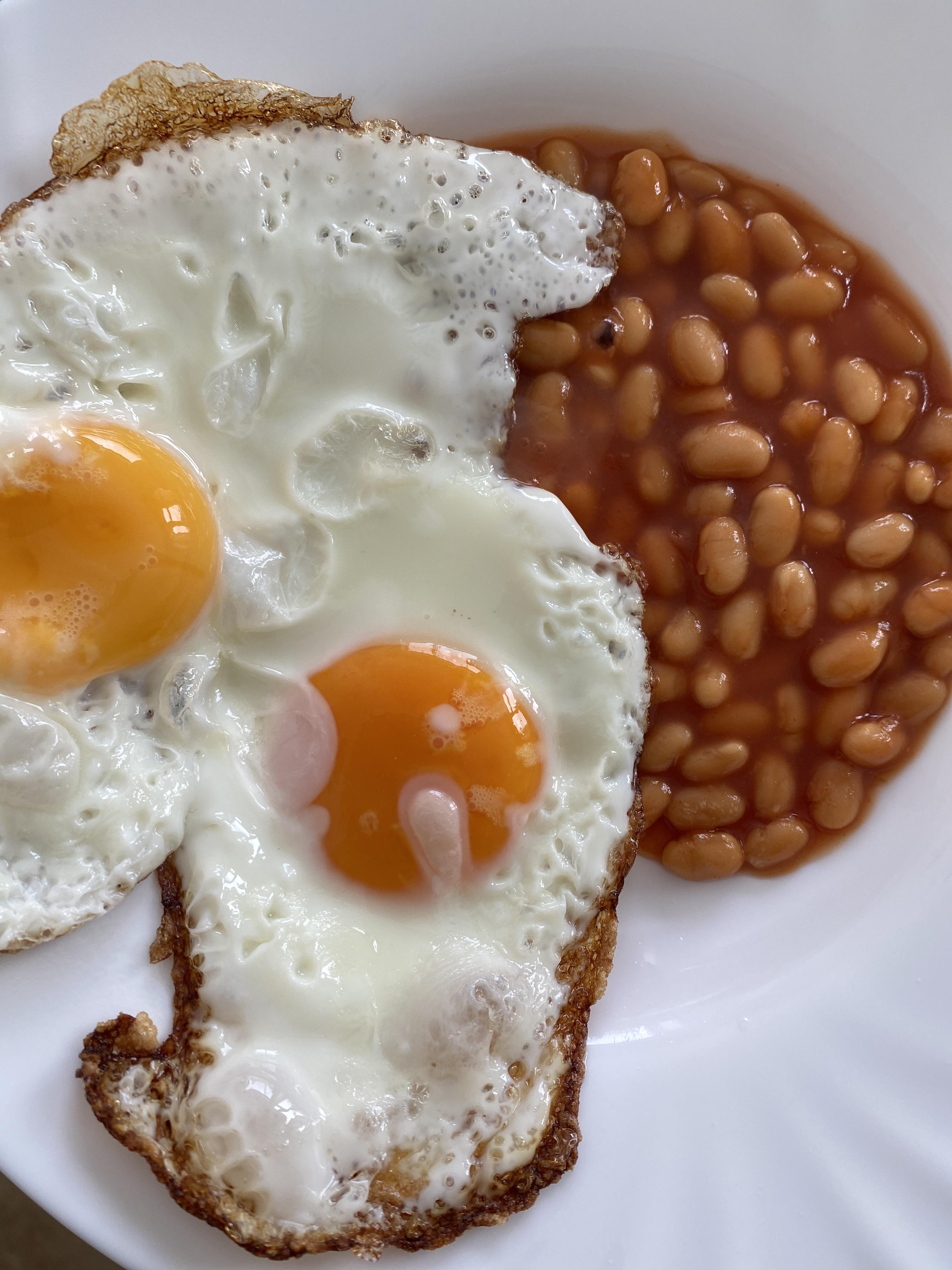 300 calorie breakfast (2 fried eggs and 1/4 tin of baked beans) r