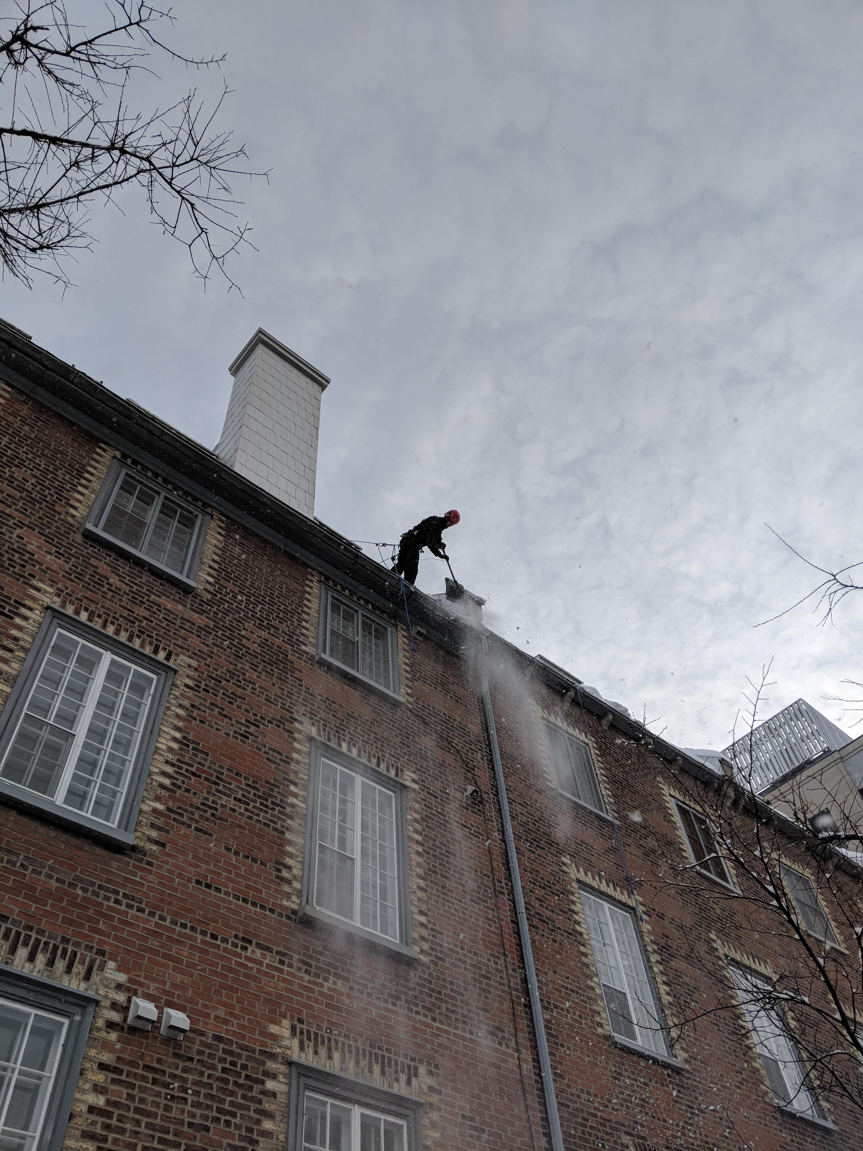 Québec Old City snow removal 9 story high building r/ropeaccess